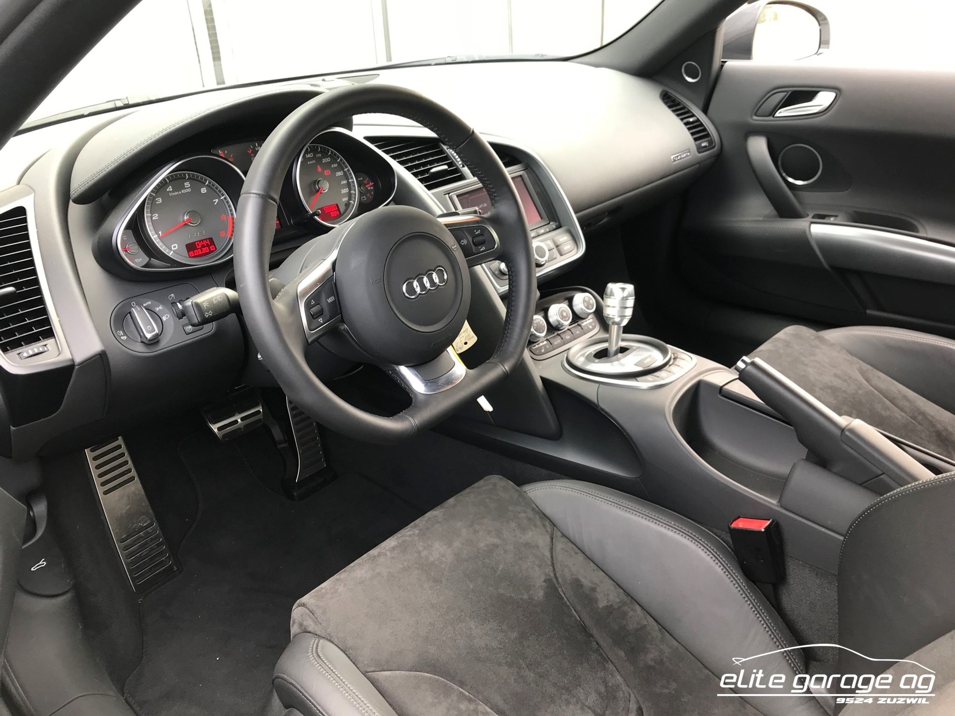 AUDI R8 Coupé 4.2-image-7