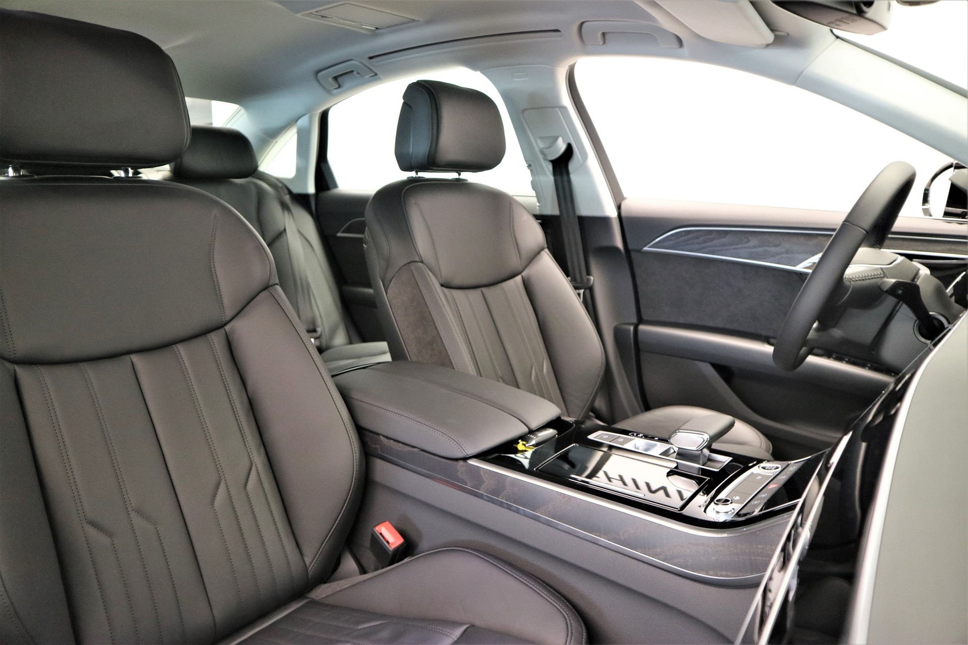 AUDI A8 60 L TFSI e quattro tiptronic-image-5