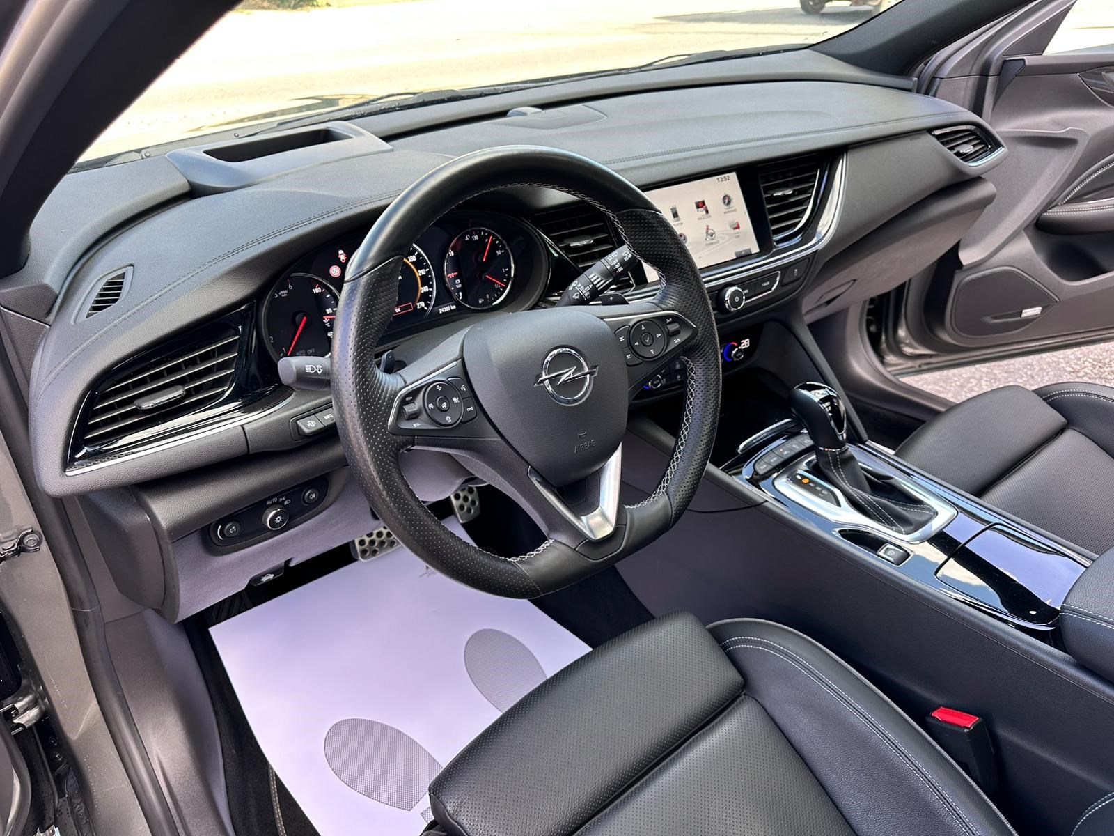 OPEL Insignia 2.0 BiDTI Sports Tourer GSI 4WD Auto-image-9