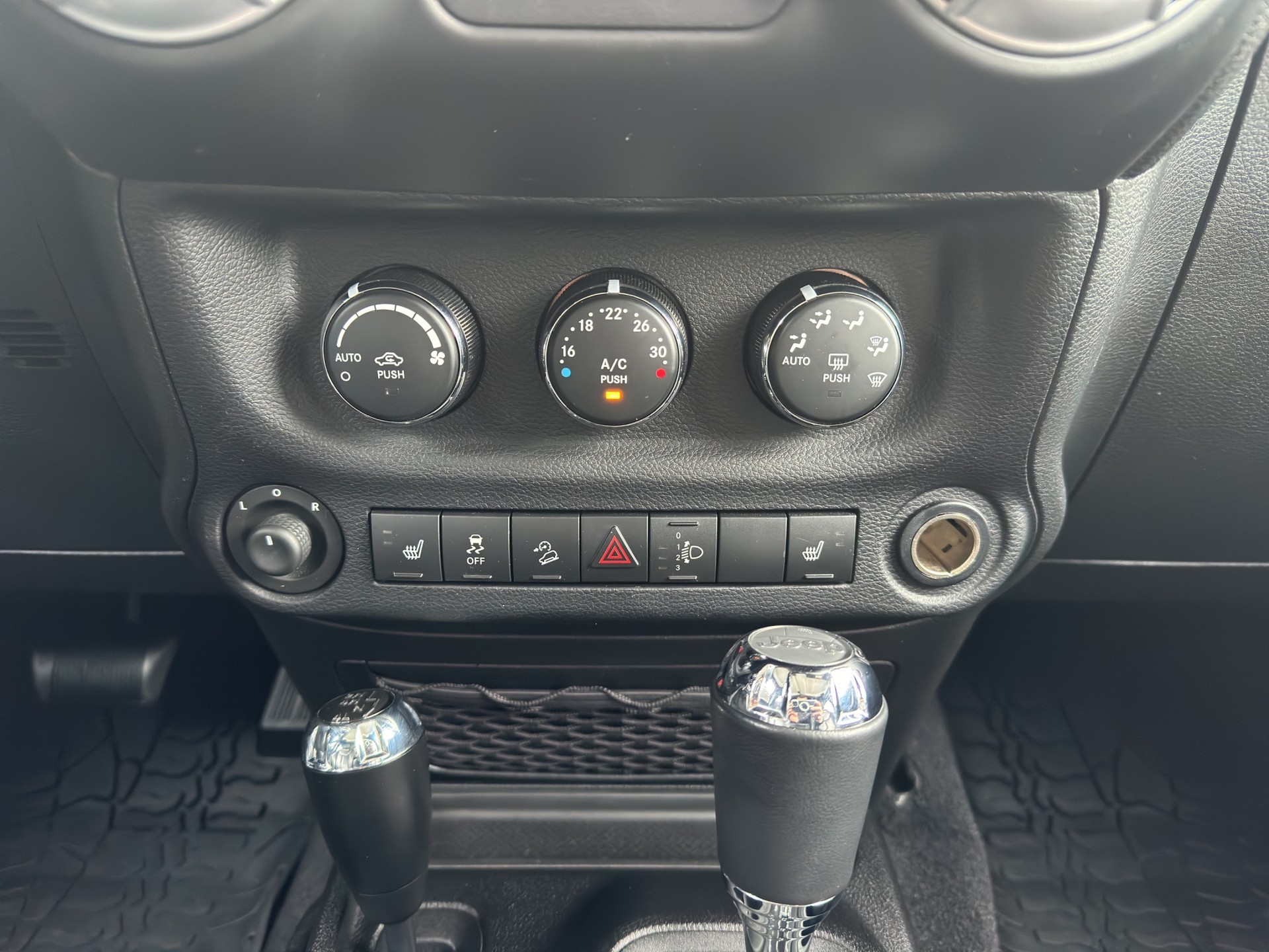 JEEP Wrangler 3.6 Unlimited Sahara Automatic hardtop (Gasanlage)-image-5