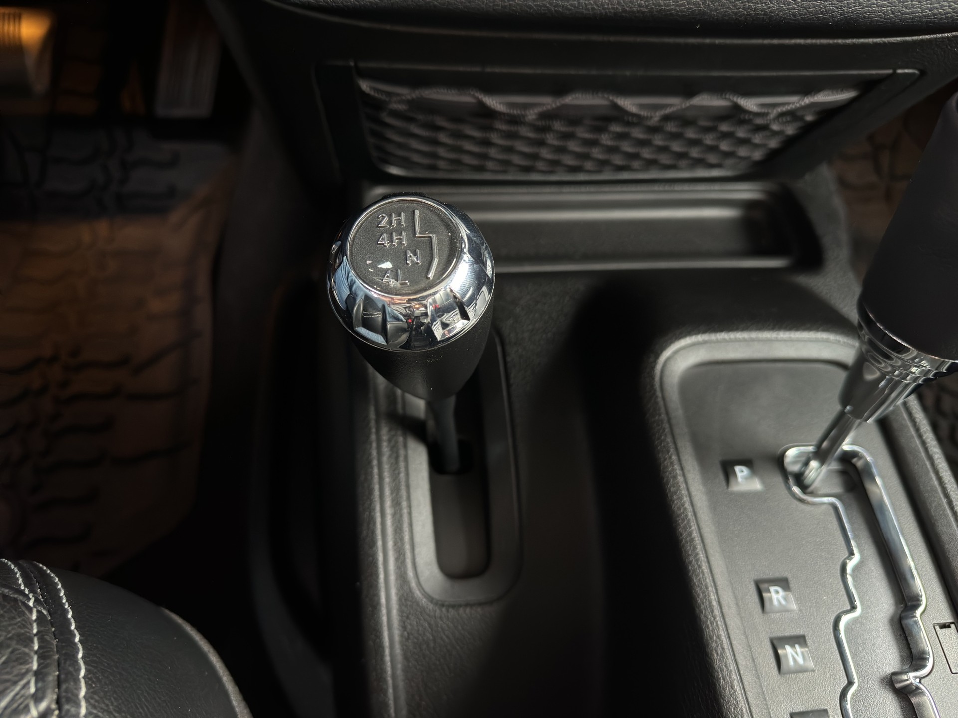JEEP Wrangler 3.6 Unlimited Sahara Automatic hardtop (Gasanlage)-image-6