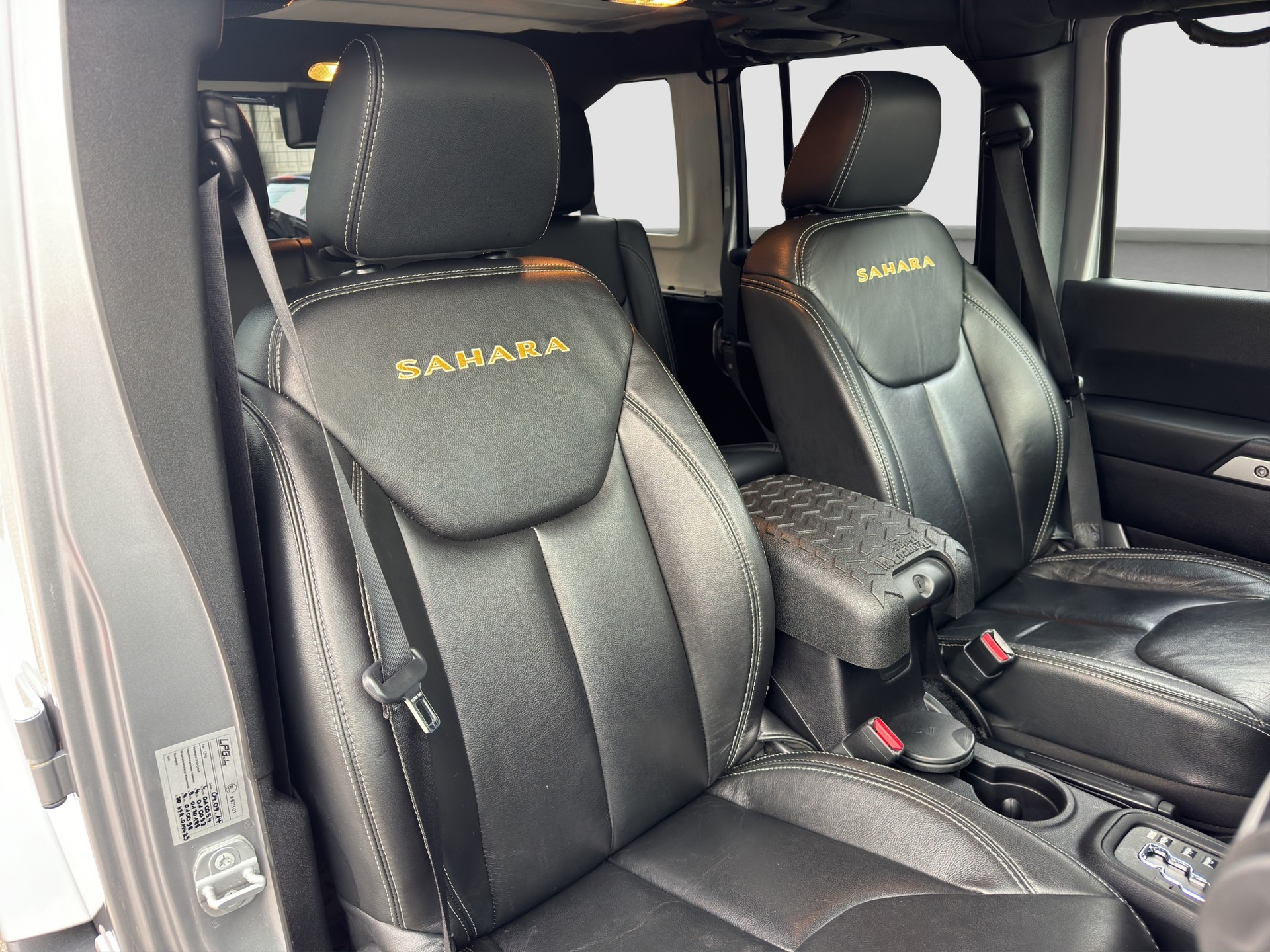JEEP Wrangler 3.6 Unlimited Sahara Automatic hardtop (Gasanlage)-image-12