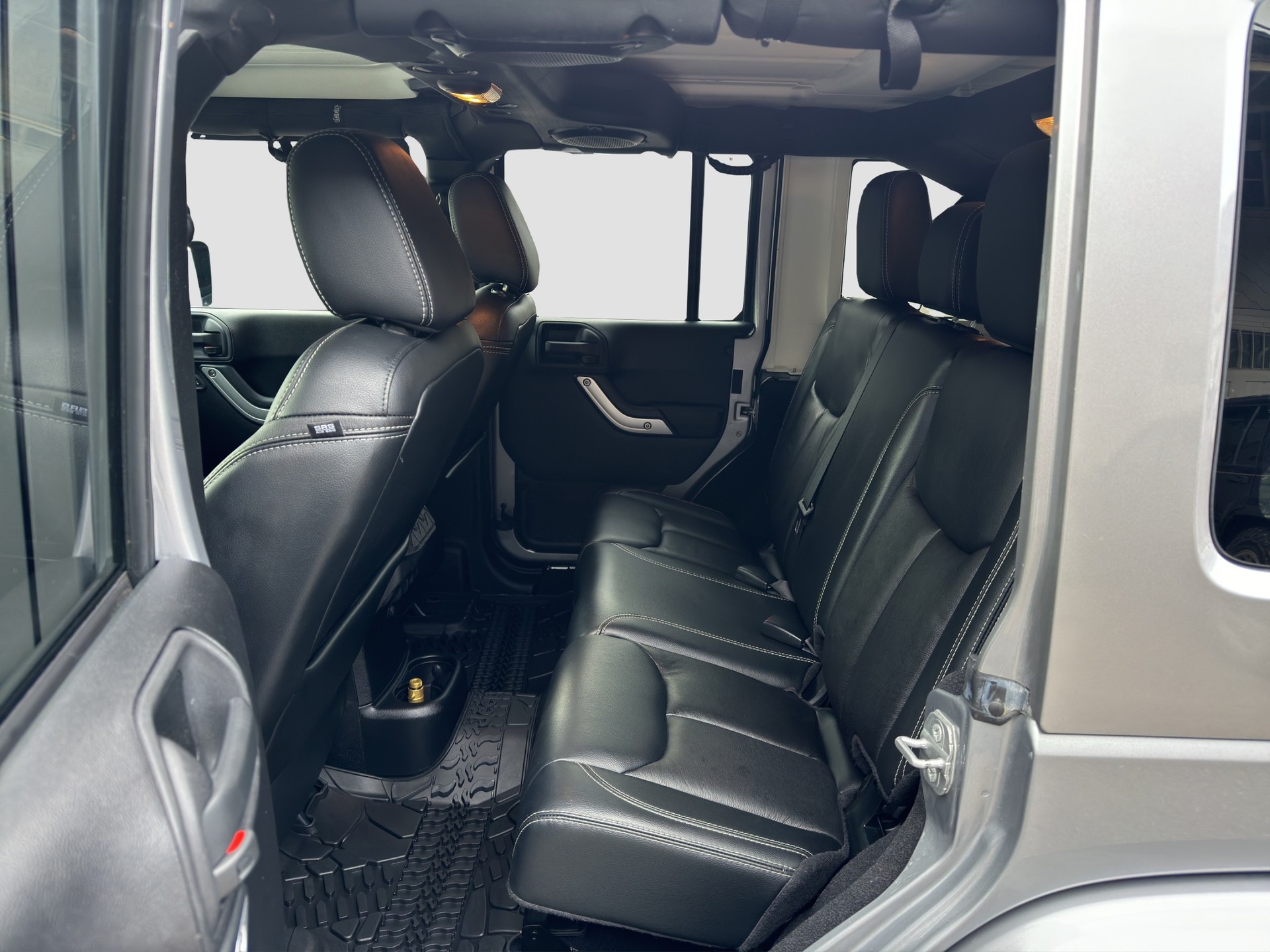 JEEP Wrangler 3.6 Unlimited Sahara Automatic hardtop (Gasanlage)-image-11