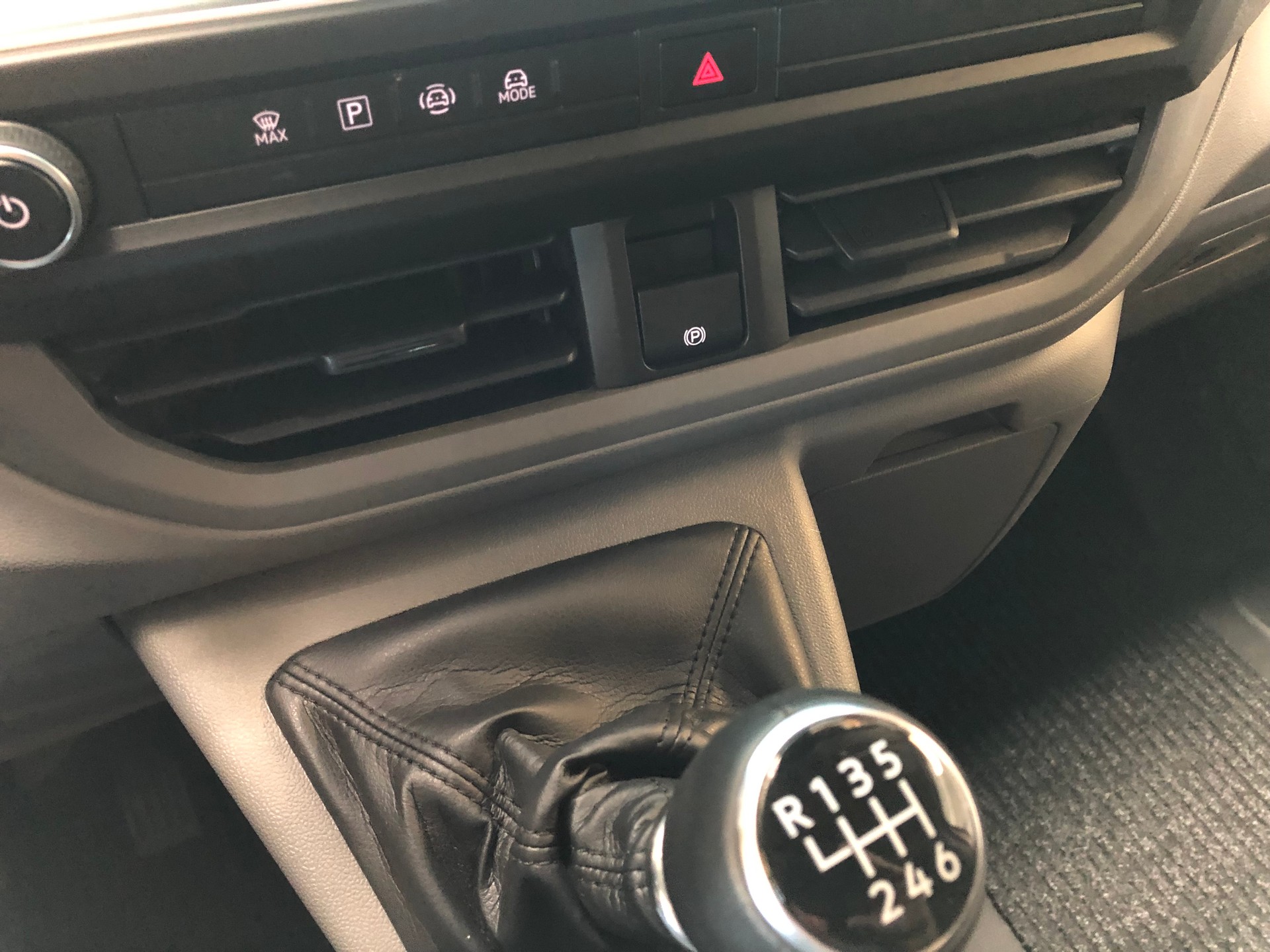 VW Transporter T7 2.0 TDI Lang 110PS-image-24