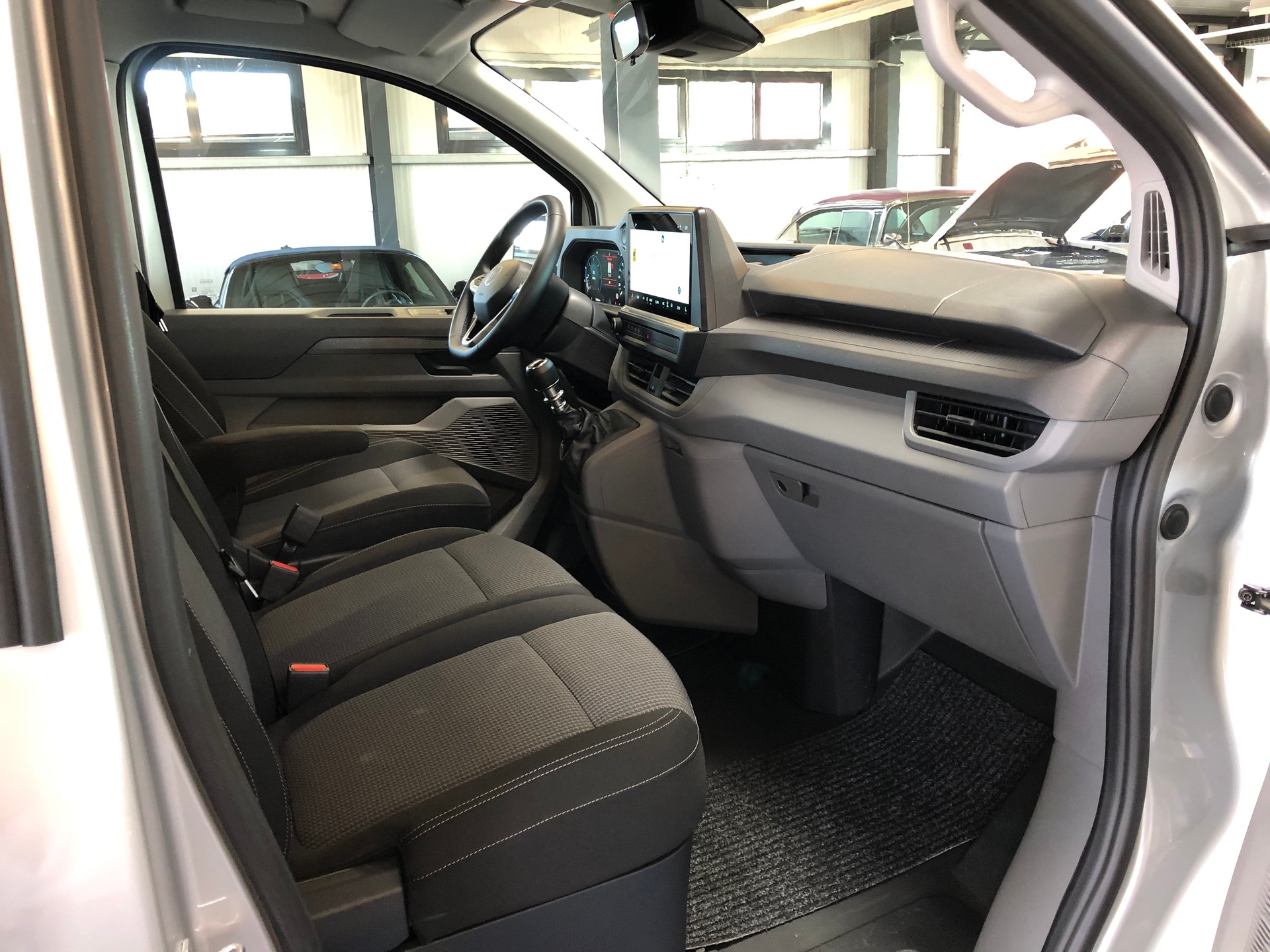 VW Transporter T7 2.0 TDI Lang 110PS-image-10