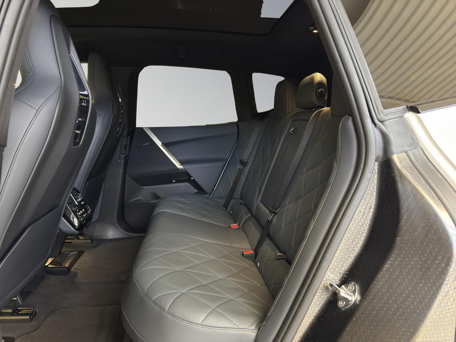 BMW iX xDrive40-image-15
