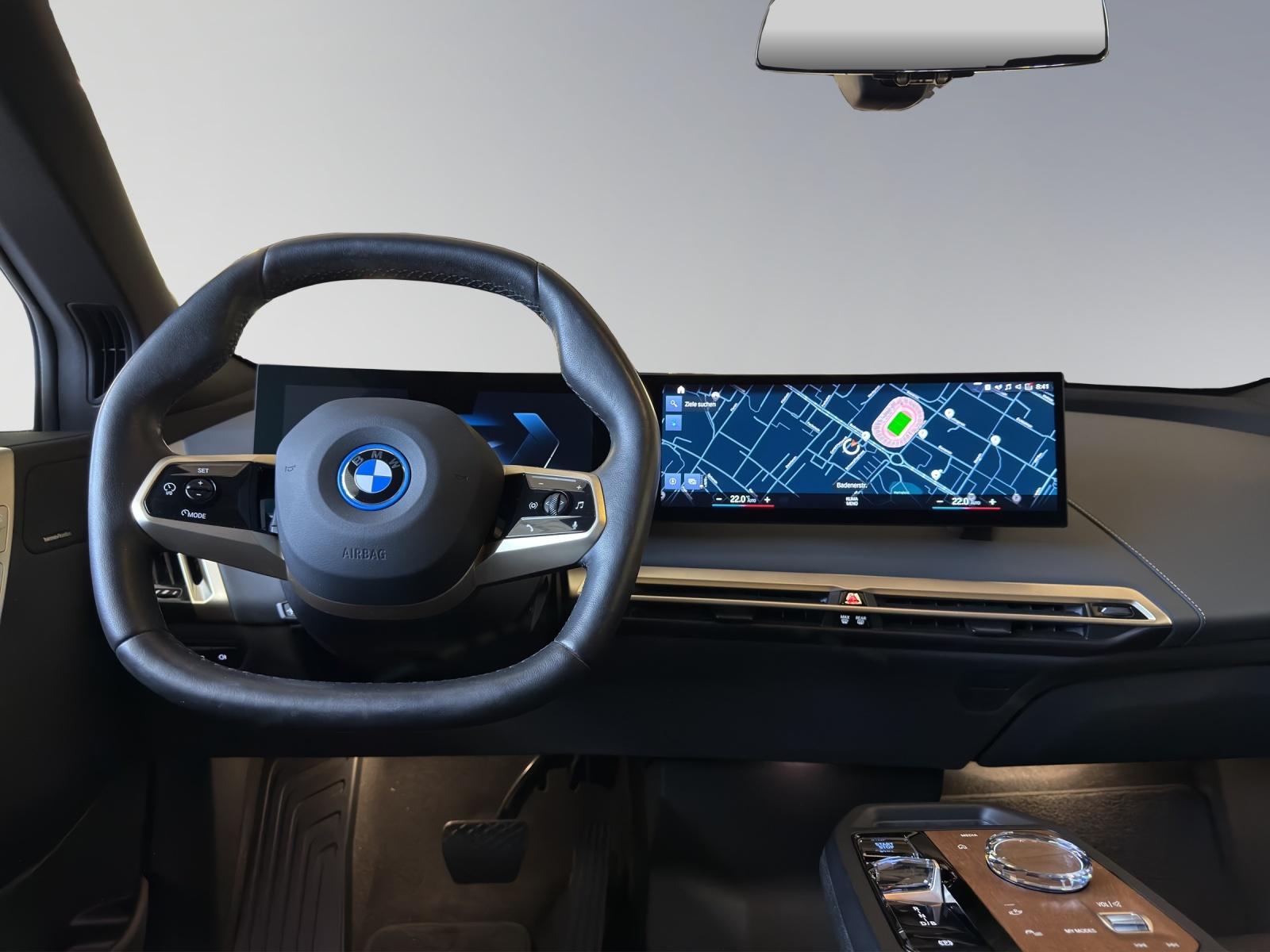 BMW iX xDrive40-image-8