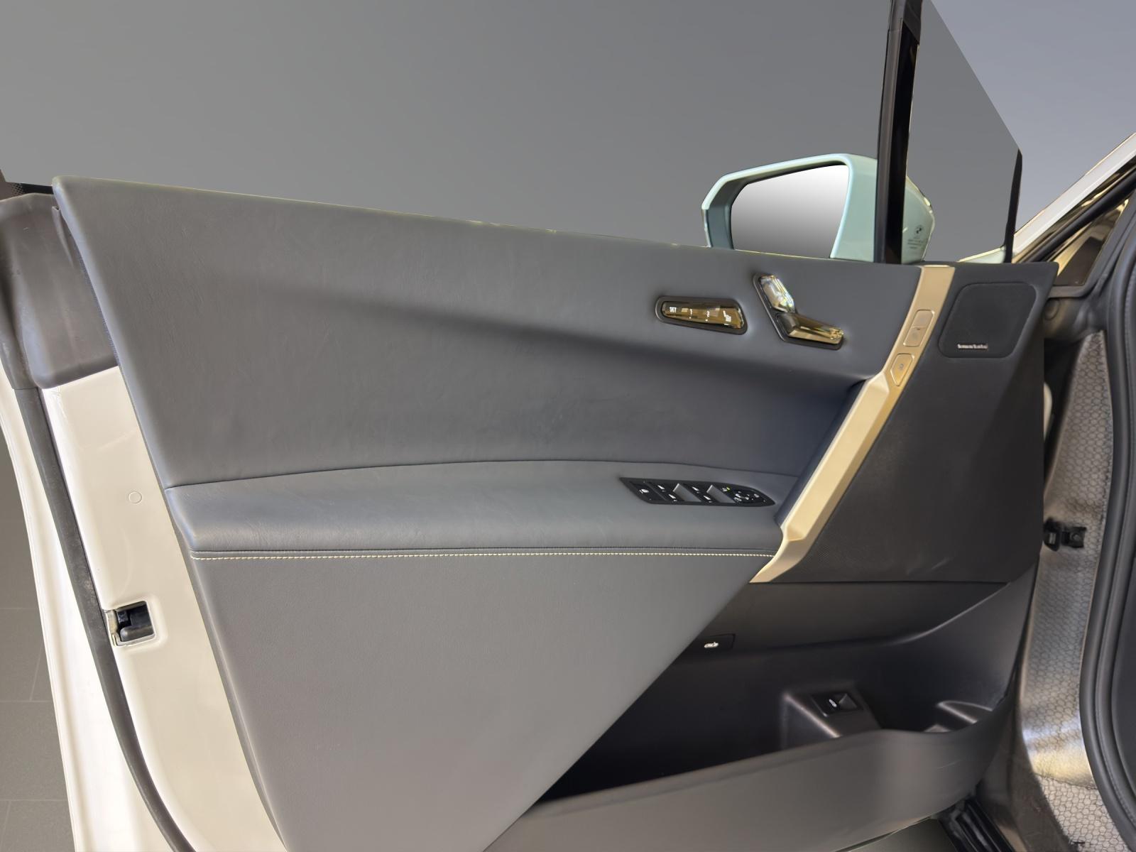 BMW iX xDrive40-image-14