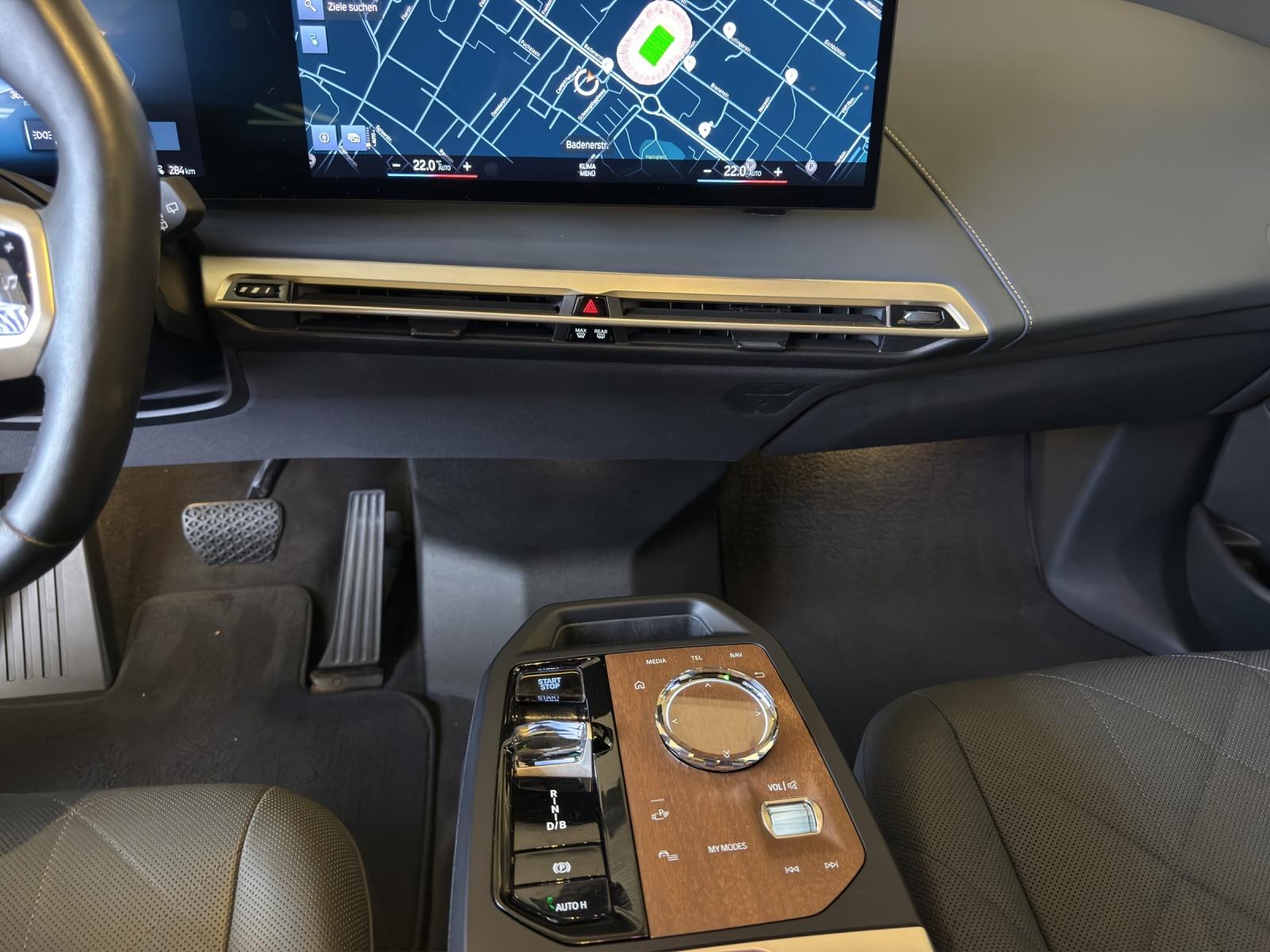 BMW iX xDrive40-image-11
