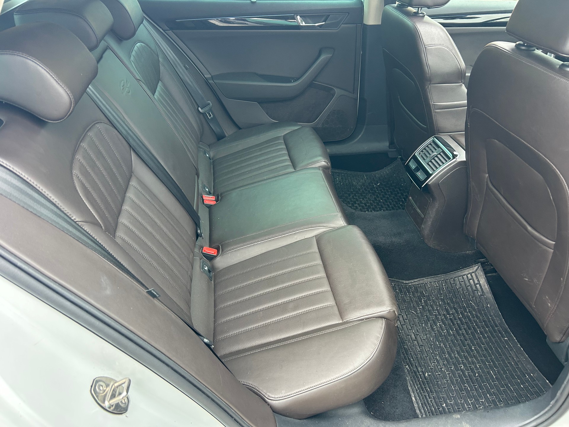 SKODA Superb Combi 2.0 TSI L&K DSG 4x4-image-9