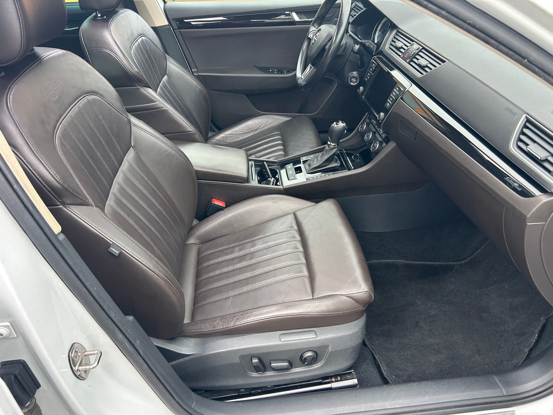 SKODA Superb Combi 2.0 TSI L&K DSG 4x4-image-7