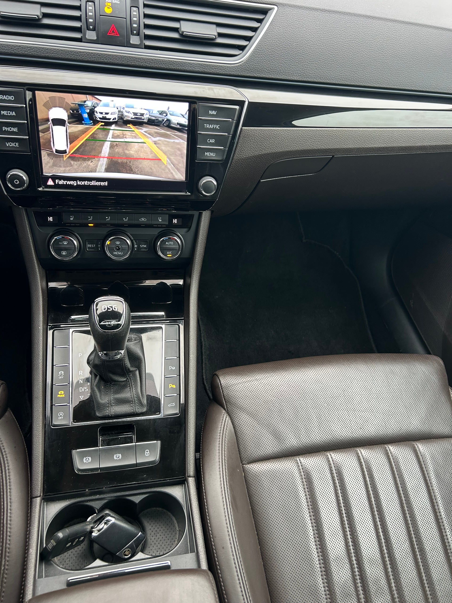 SKODA Superb Combi 2.0 TSI L&K DSG 4x4-image-15