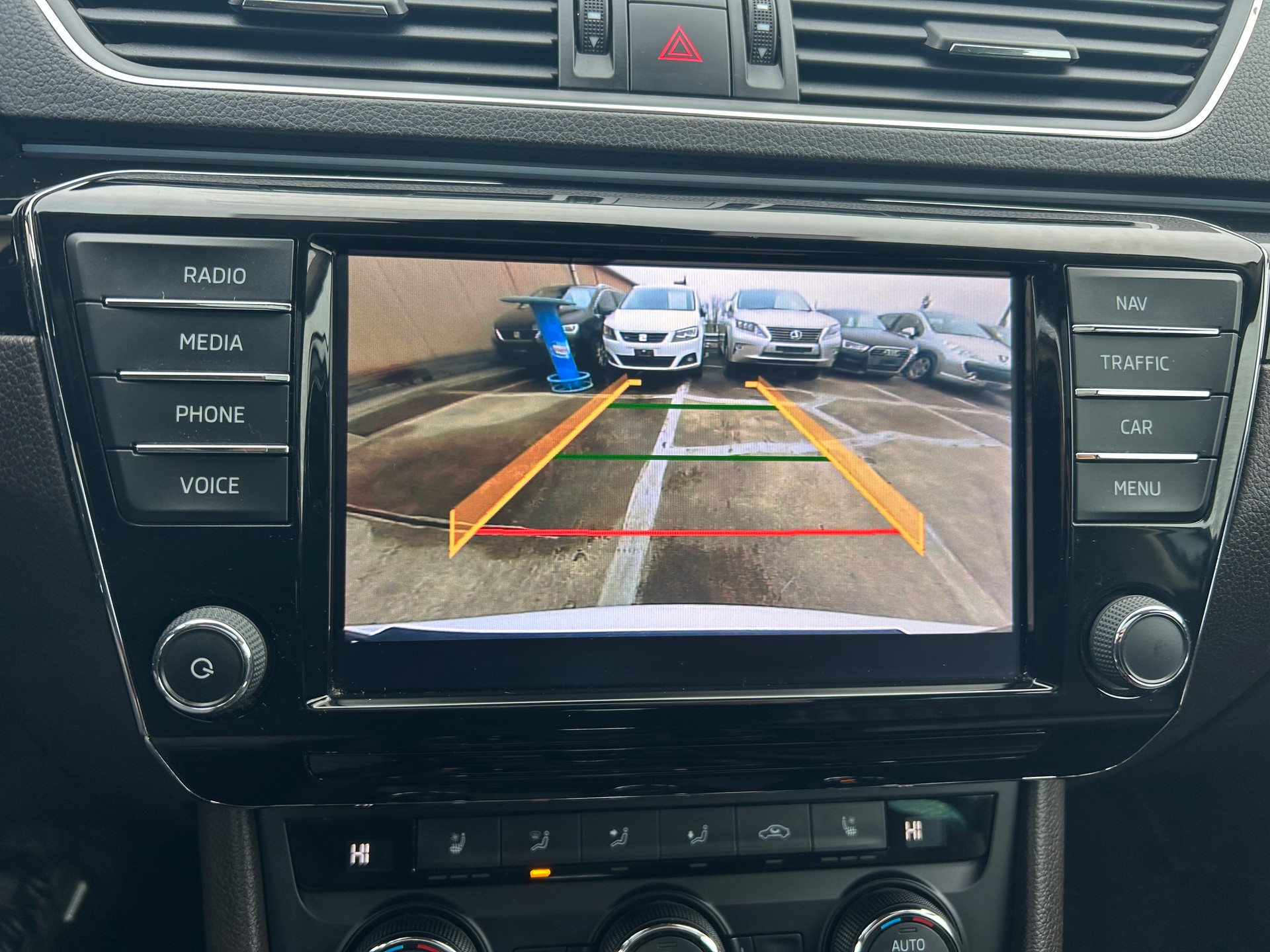 SKODA Superb Combi 2.0 TSI L&K DSG 4x4-image-13
