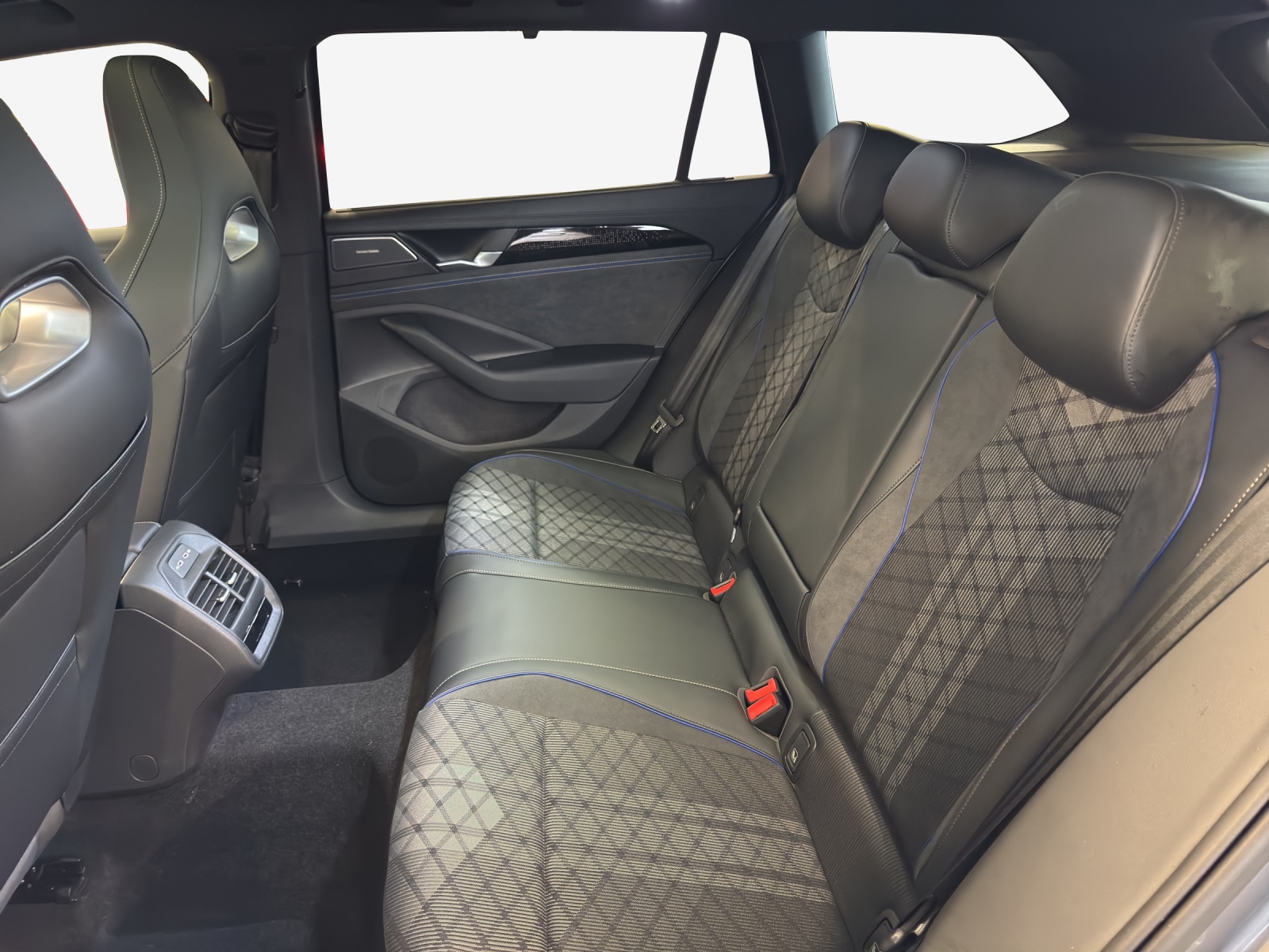VW Passat Variant 2.0 TSI evo4 R-Line 4 Motion DSG-image-11