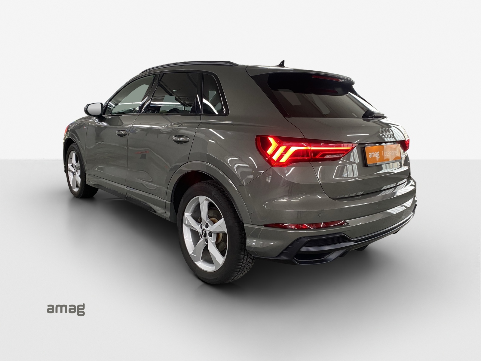 AUDI Q3 40 TDI S line quattro S-tronic-image-2