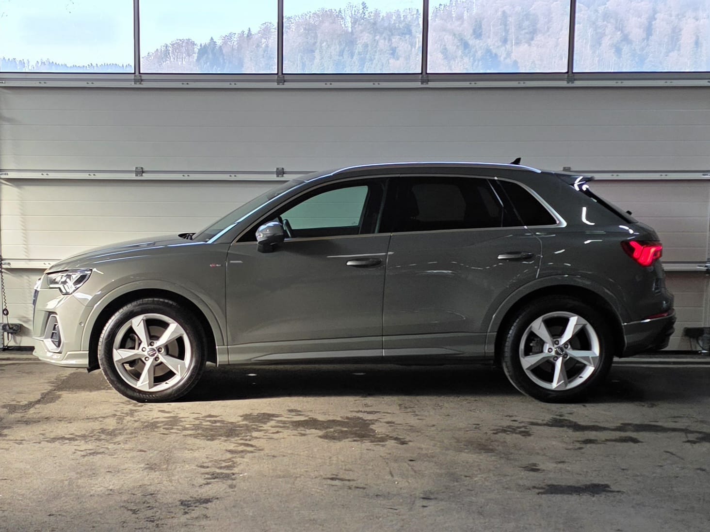 AUDI Q3 40 TFSI S line quattro S-tronic *MIT AHK*-image-1
