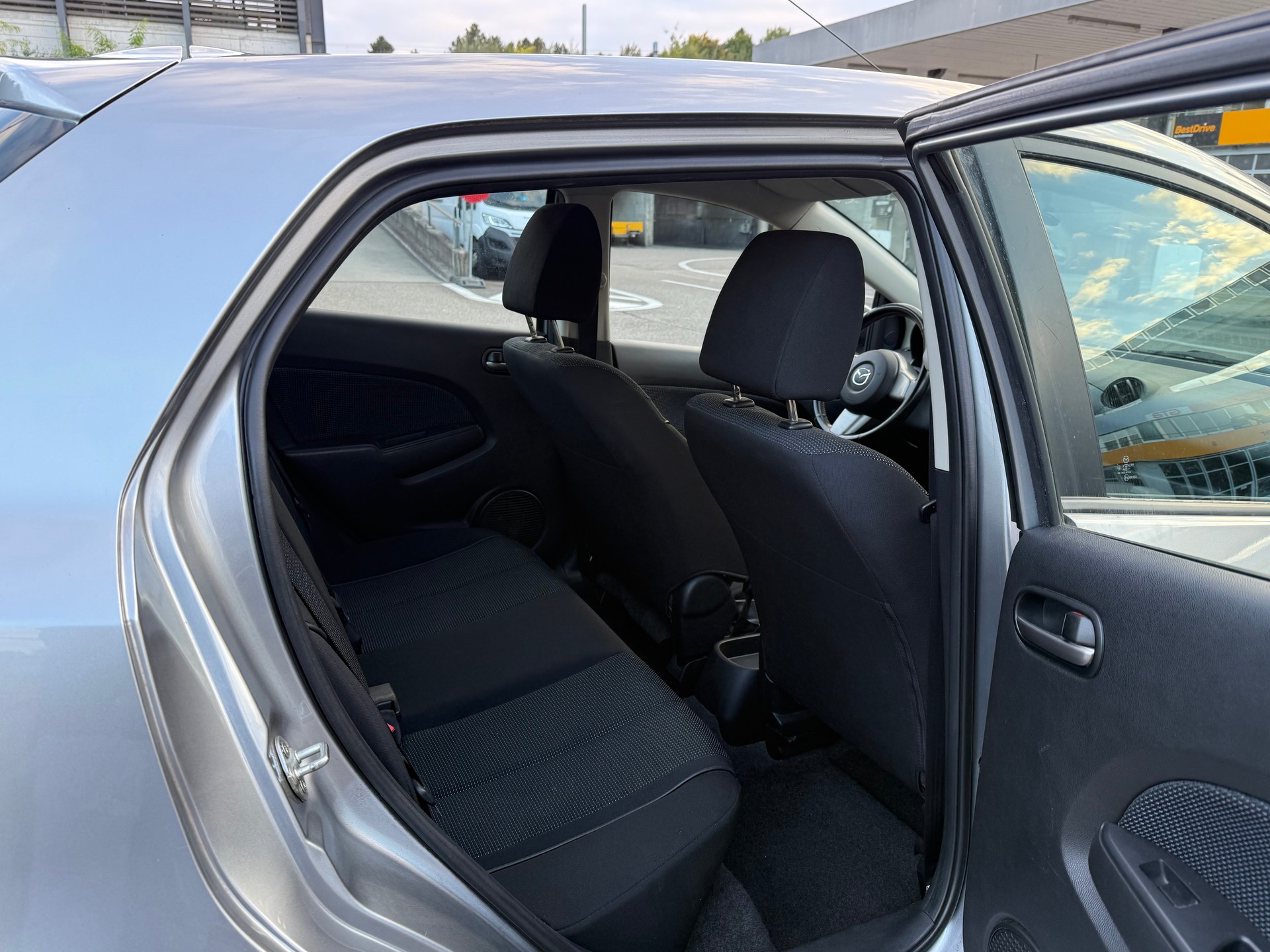 MAZDA 2 1.5i 16V Sport / Frisch ab MFK 03.12.2025 / Servicegepflegt bei Mazda / PDC / AUX / Klima-image-9