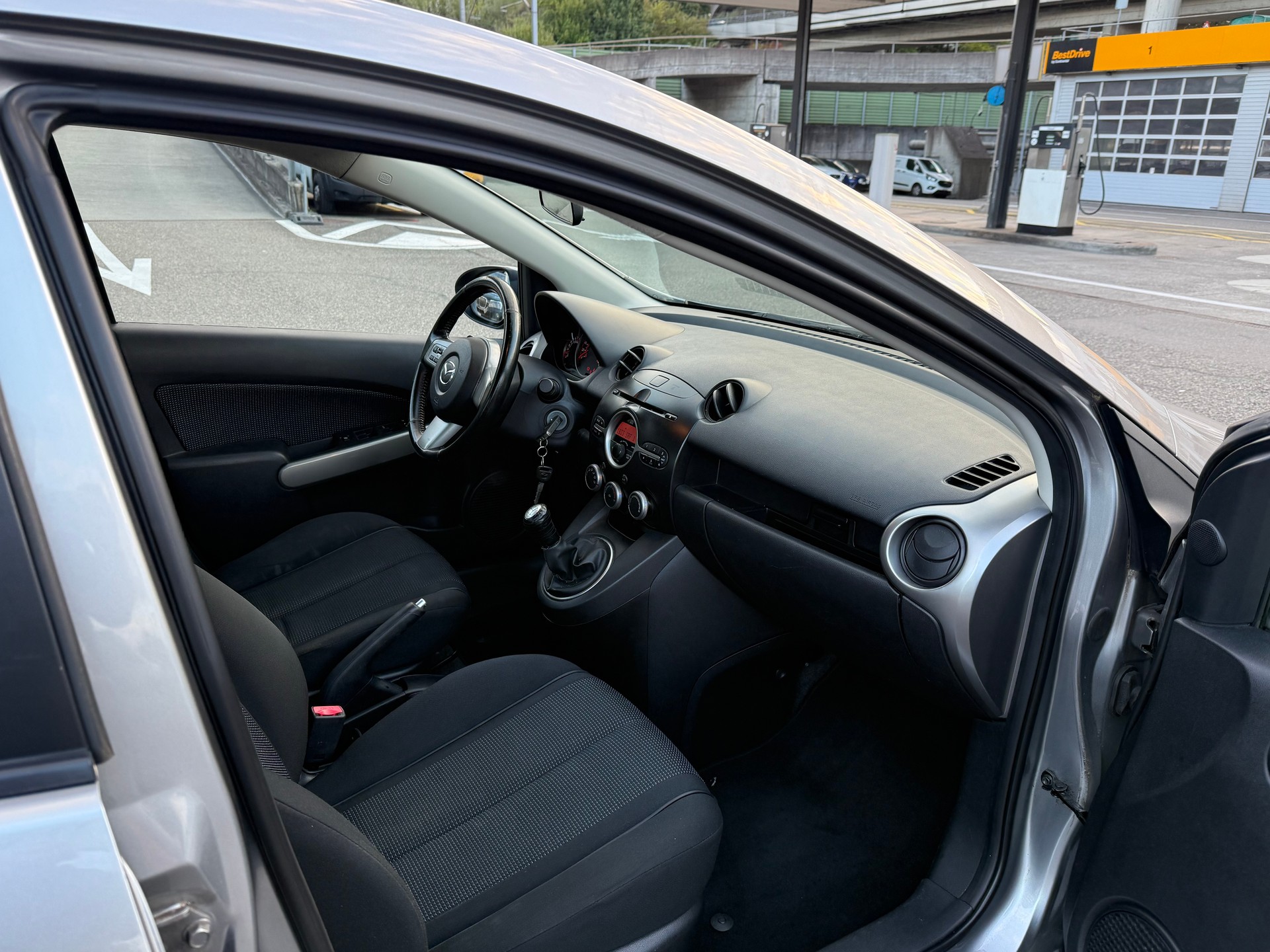 MAZDA 2 1.5i 16V Sport / Frisch ab MFK 03.12.2025 / Servicegepflegt bei Mazda / PDC / AUX / Klima-image-6