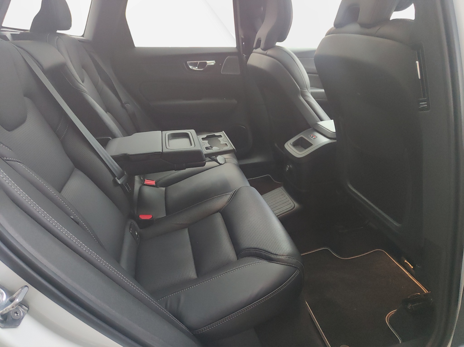 VOLVO XC60 2.0 T8 TE R-Design eAWD-image-11