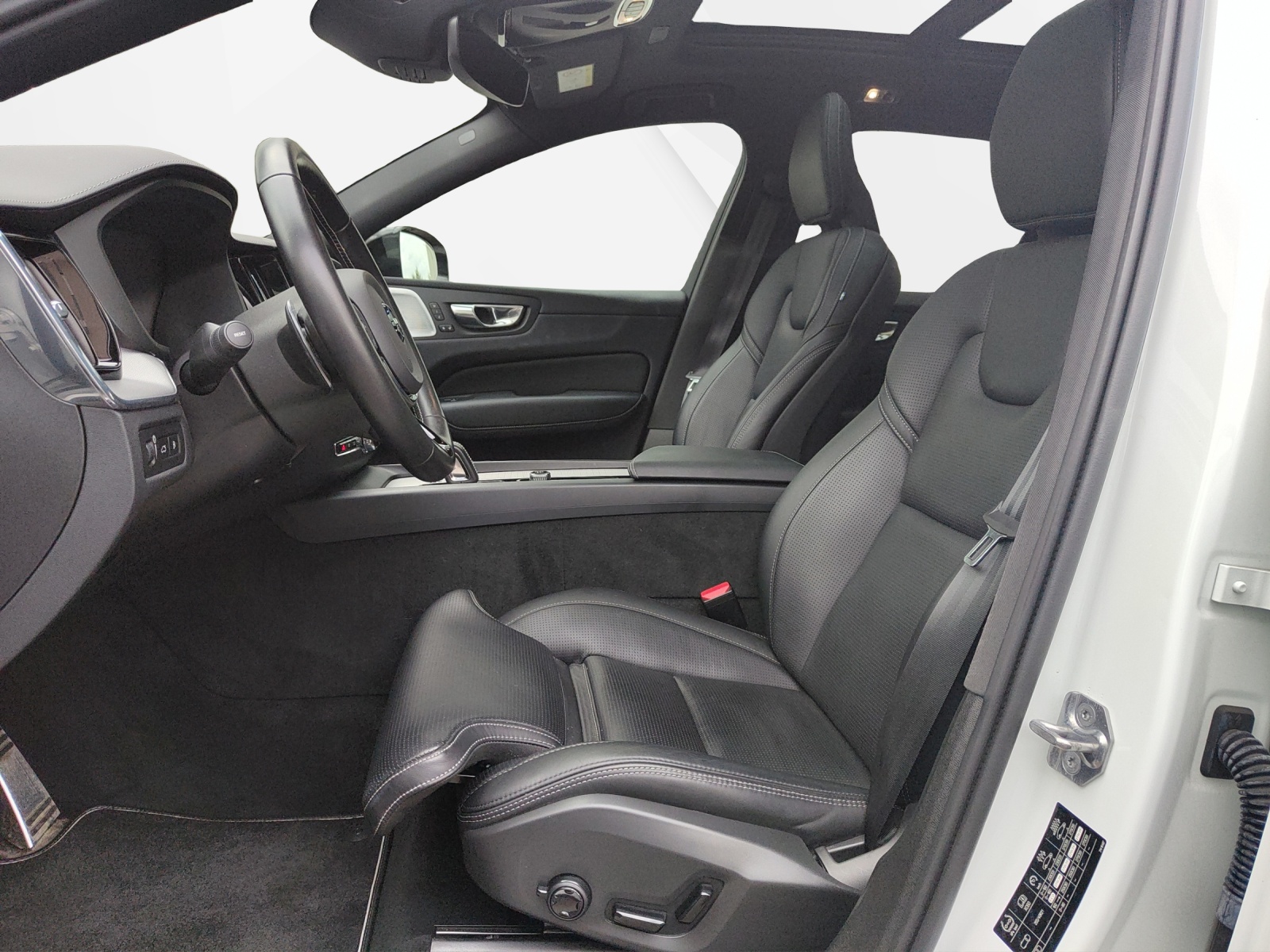 VOLVO XC60 2.0 T8 TE R-Design eAWD-showroom-element-3