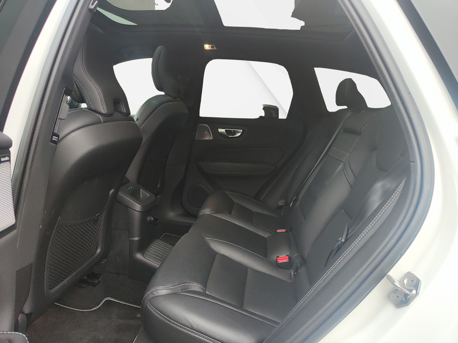 VOLVO XC60 2.0 T8 TE R-Design eAWD-image-4