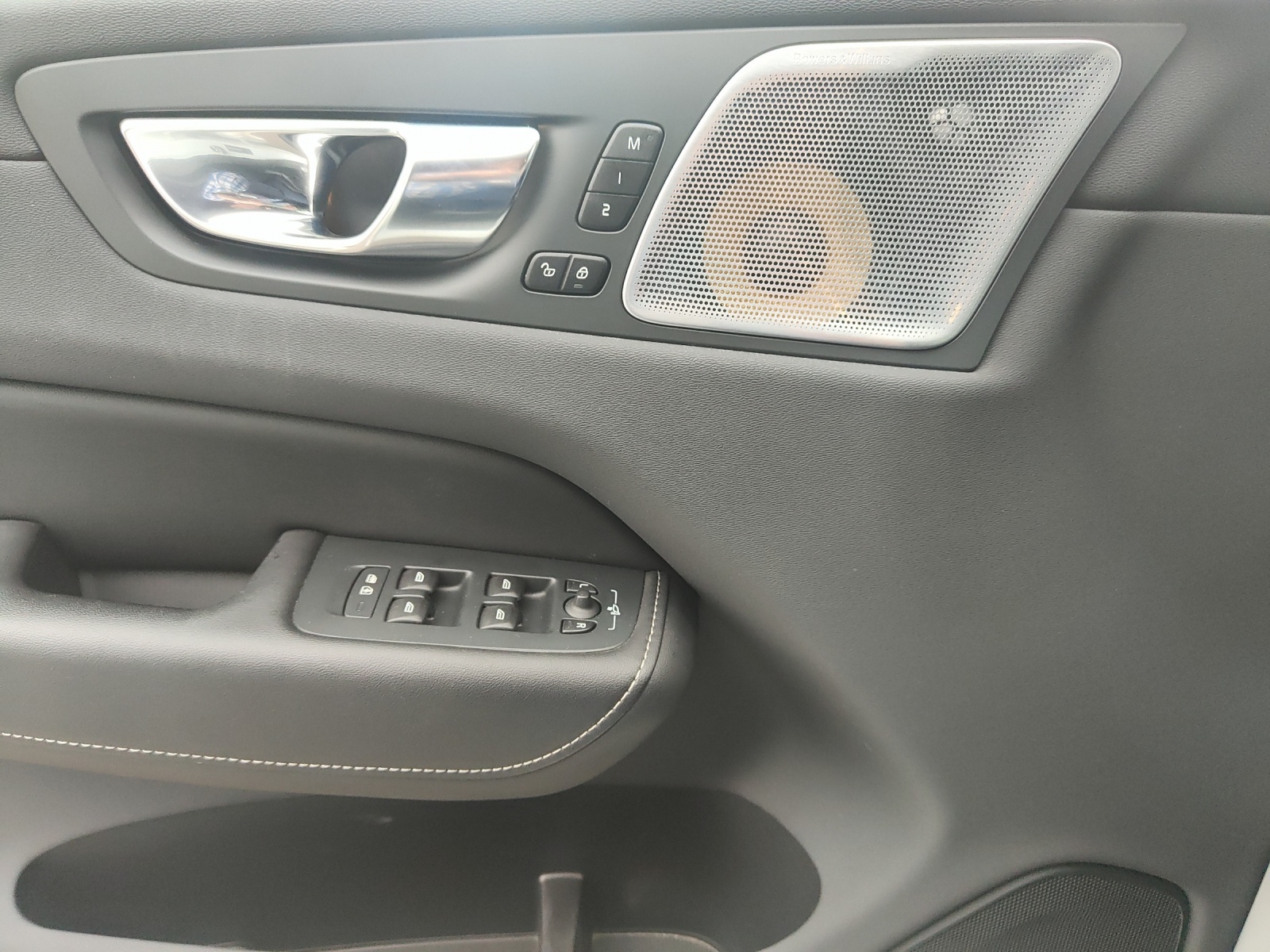 VOLVO XC60 2.0 T8 TE R-Design eAWD-image-8