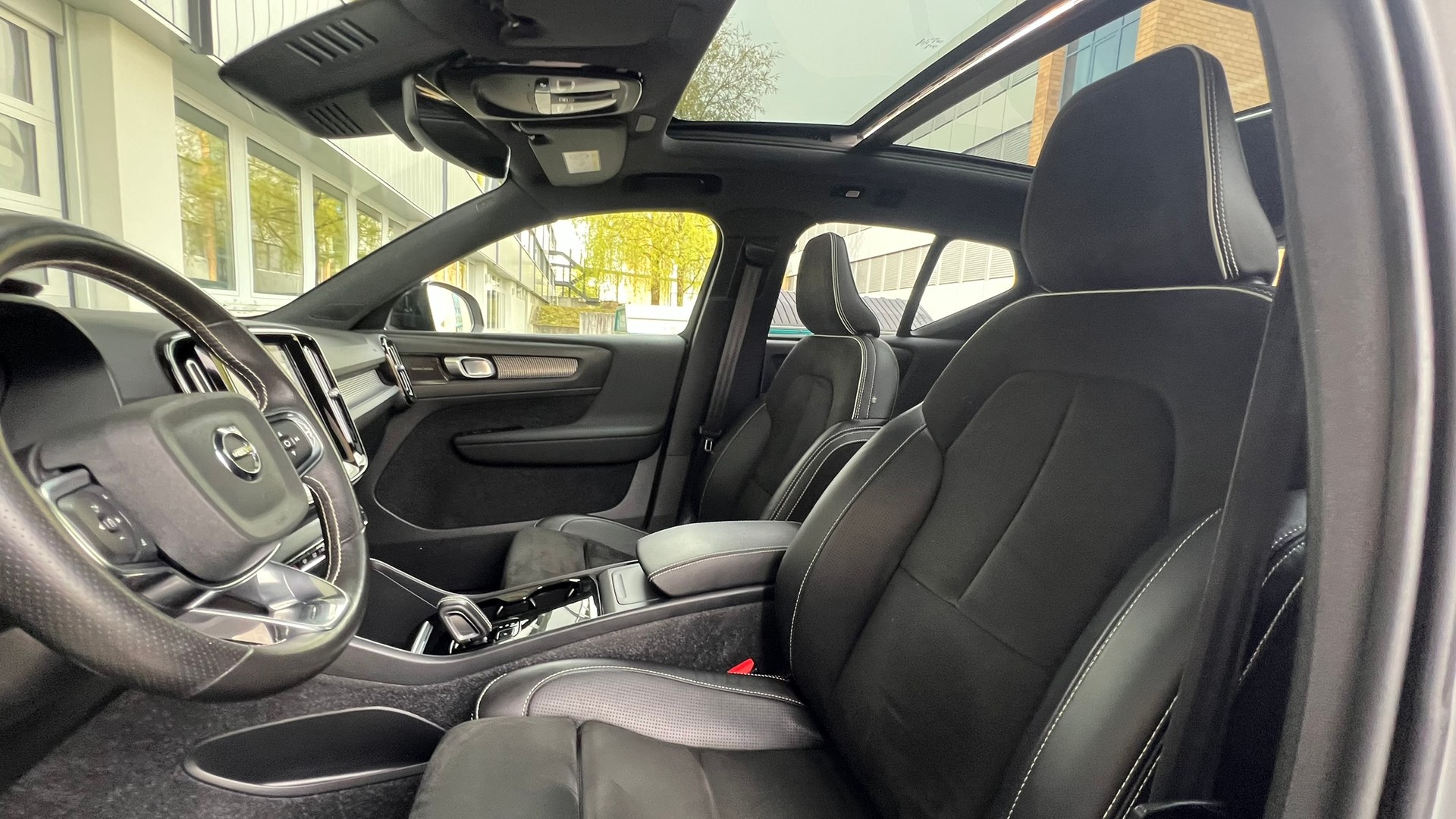 VOLVO XC40 P8 AWD PURE ELECTRIC R-DESIGN l 408 PS-image-25