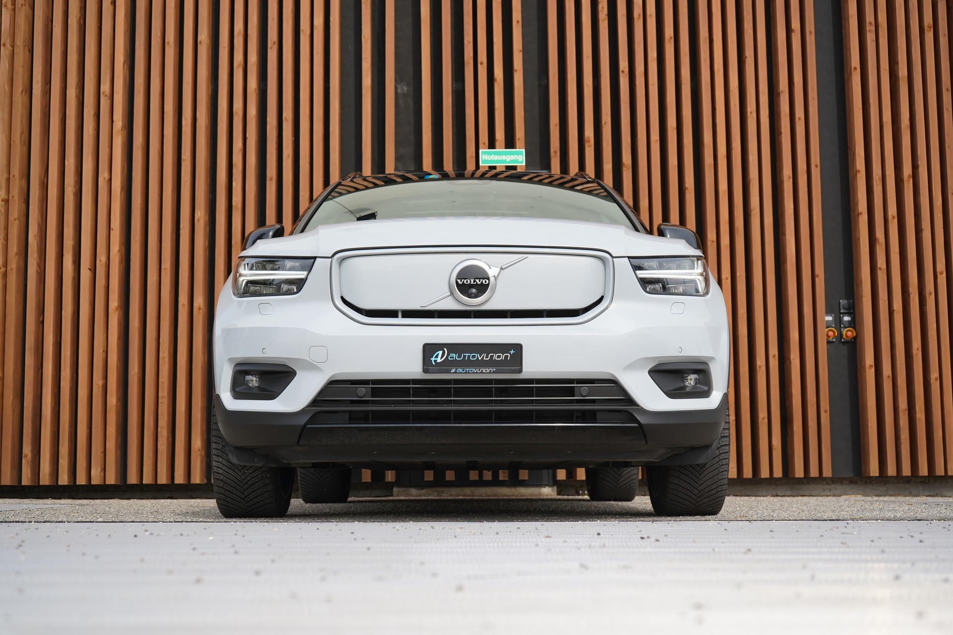VOLVO XC40 P8 AWD PURE ELECTRIC R-DESIGN l 408 PS-image-15