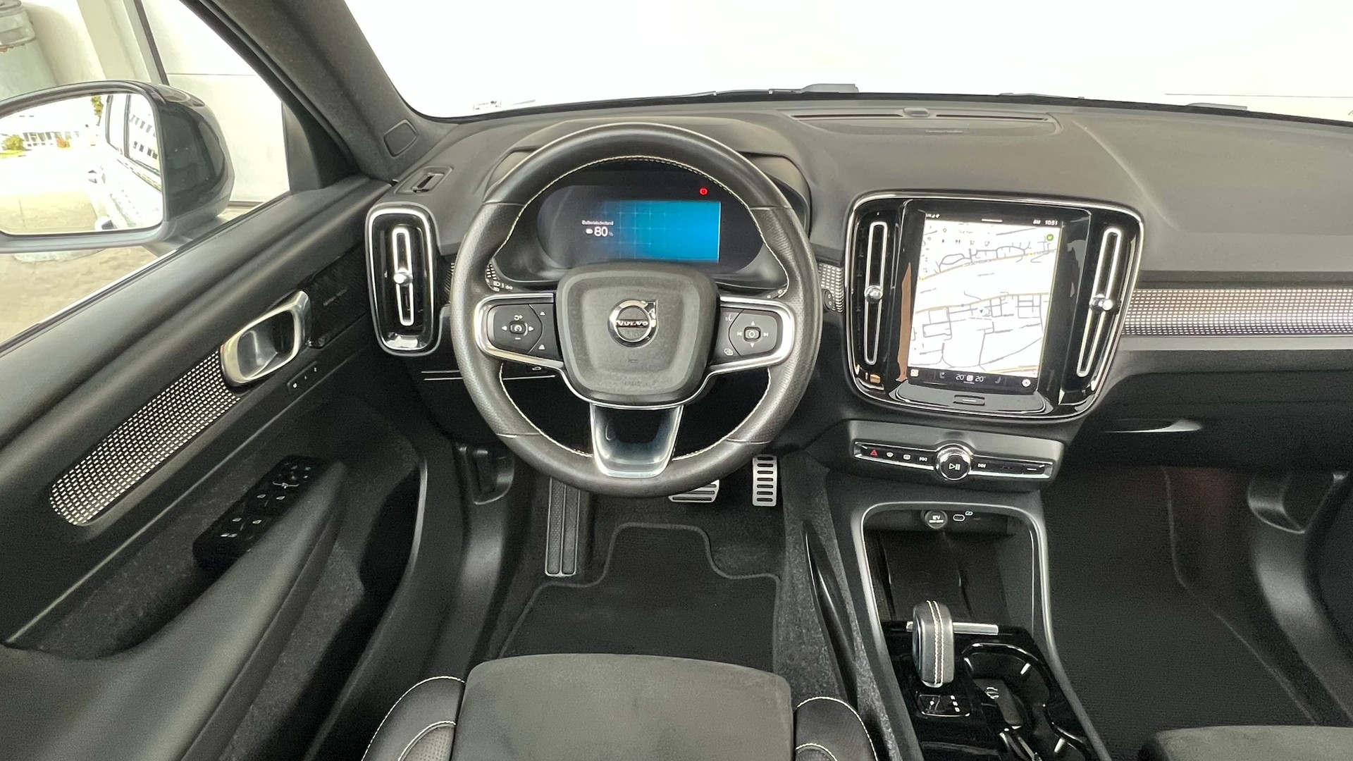 VOLVO XC40 P8 AWD PURE ELECTRIC R-DESIGN l 408 PS-image-21