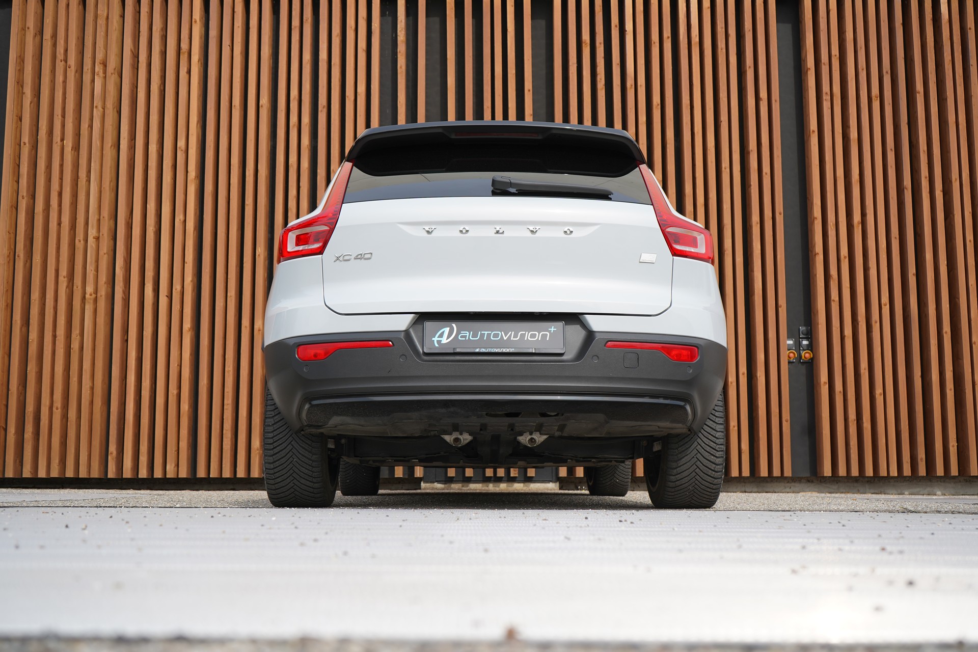 VOLVO XC40 P8 AWD PURE ELECTRIC R-DESIGN l 408 PS-image-17
