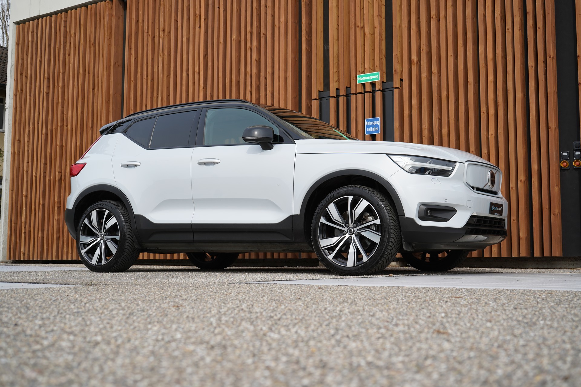 VOLVO XC40 P8 AWD PURE ELECTRIC R-DESIGN l 408 PS-image-12
