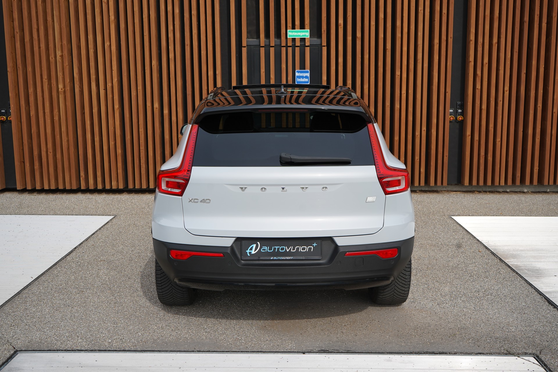 VOLVO XC40 P8 AWD PURE ELECTRIC R-DESIGN l 408 PS-image-16