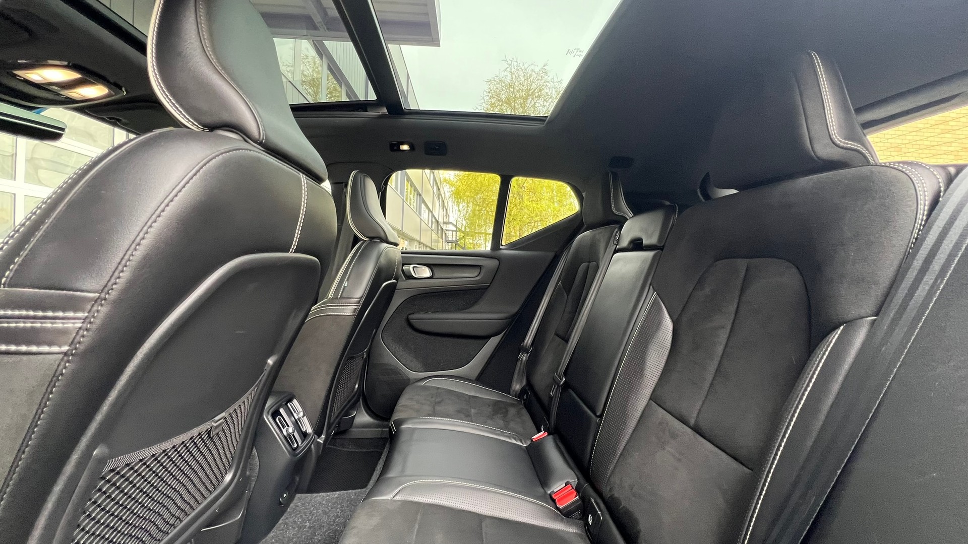 VOLVO XC40 P8 AWD PURE ELECTRIC R-DESIGN l 408 PS-image-26