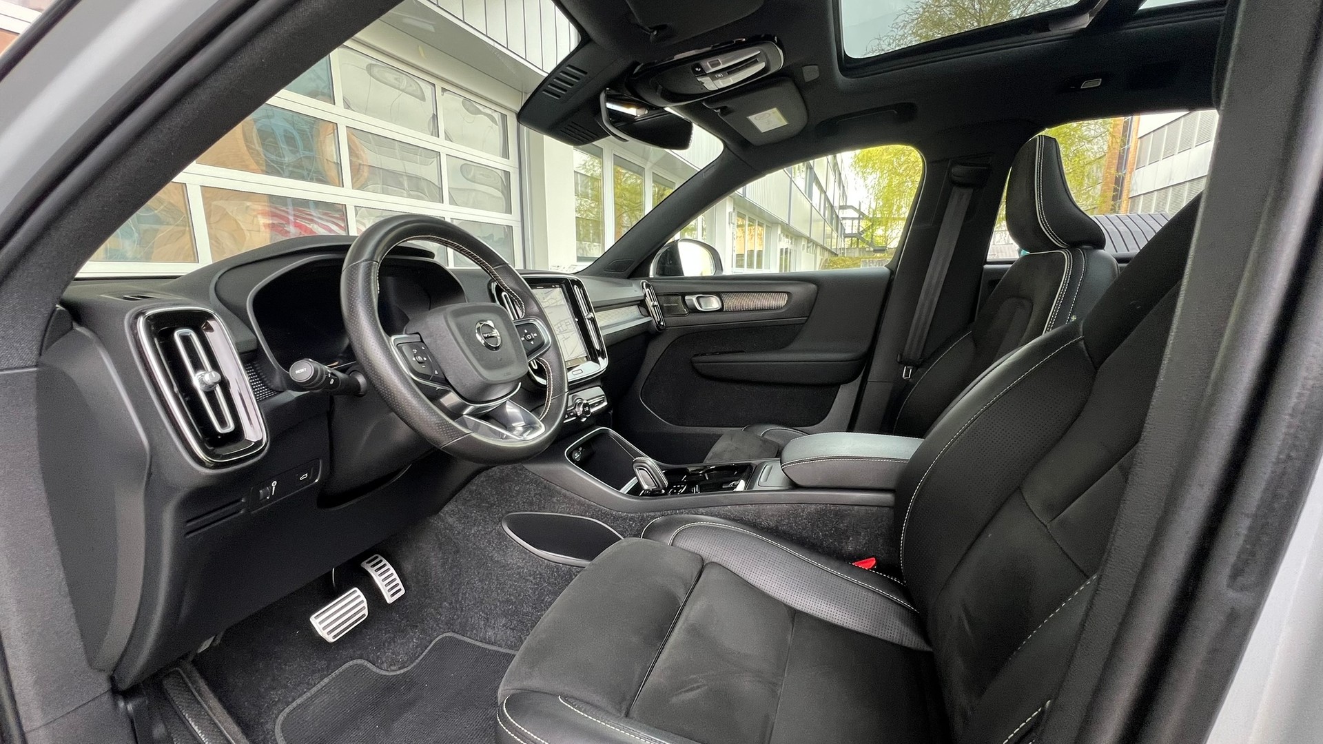 VOLVO XC40 P8 AWD PURE ELECTRIC R-DESIGN l 408 PS-image-23