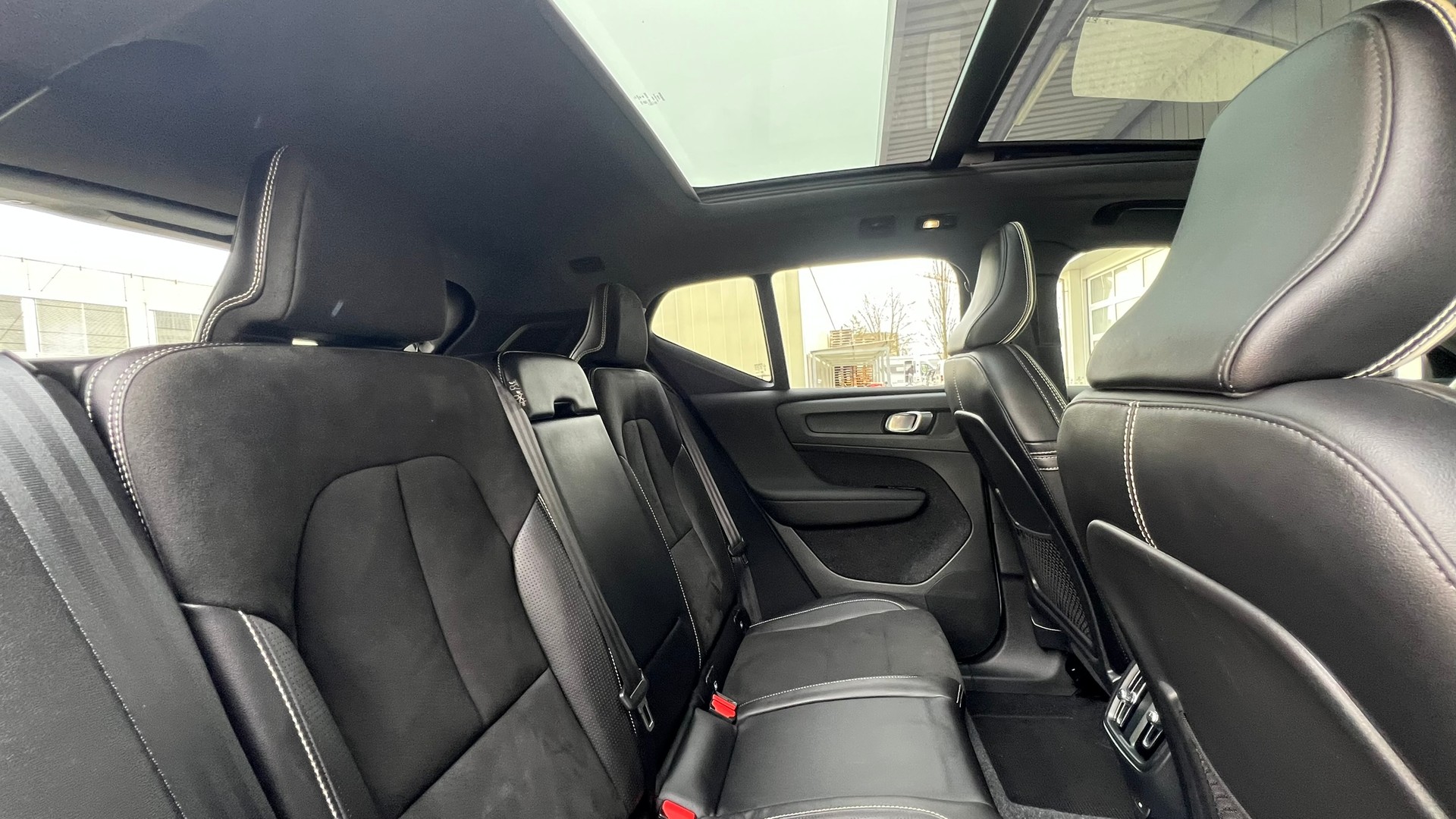 VOLVO XC40 P8 AWD PURE ELECTRIC R-DESIGN l 408 PS-image-29