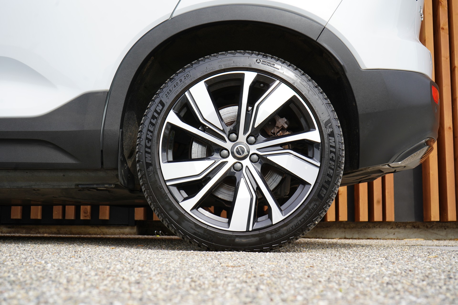 VOLVO XC40 P8 AWD PURE ELECTRIC R-DESIGN l 408 PS-image-19