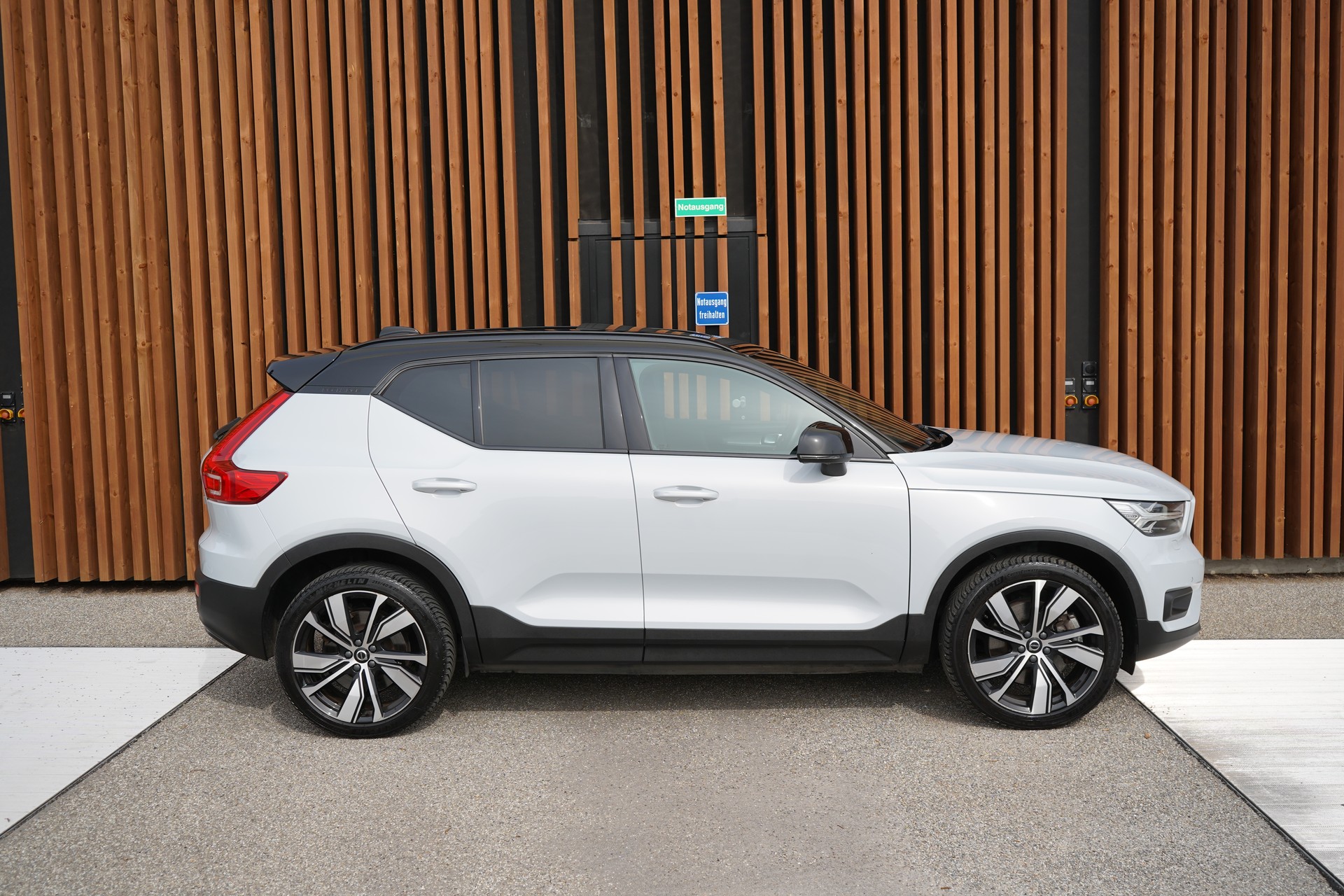 VOLVO XC40 P8 AWD PURE ELECTRIC R-DESIGN l 408 PS-image-4