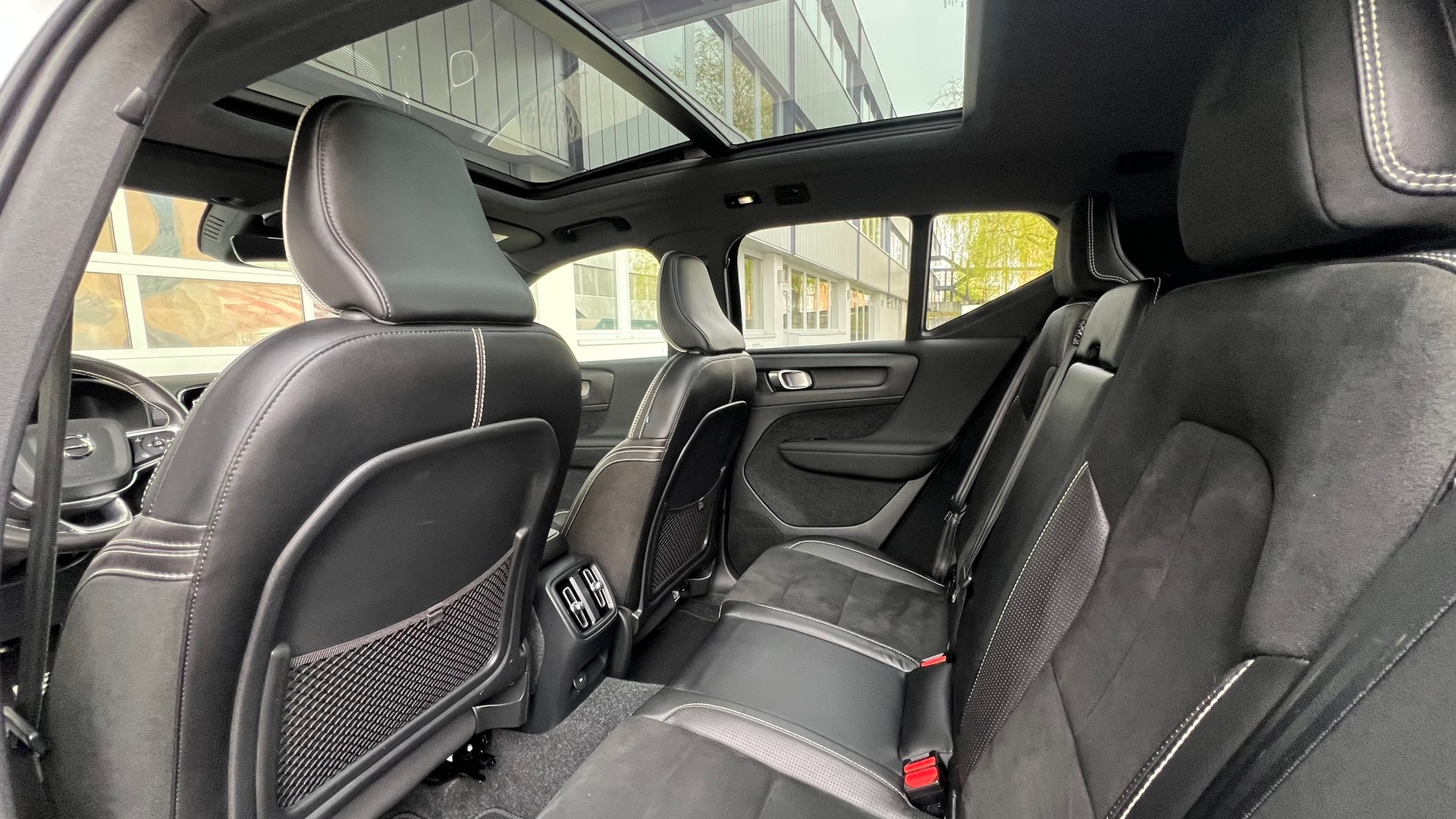 VOLVO XC40 P8 AWD PURE ELECTRIC R-DESIGN l 408 PS-image-28