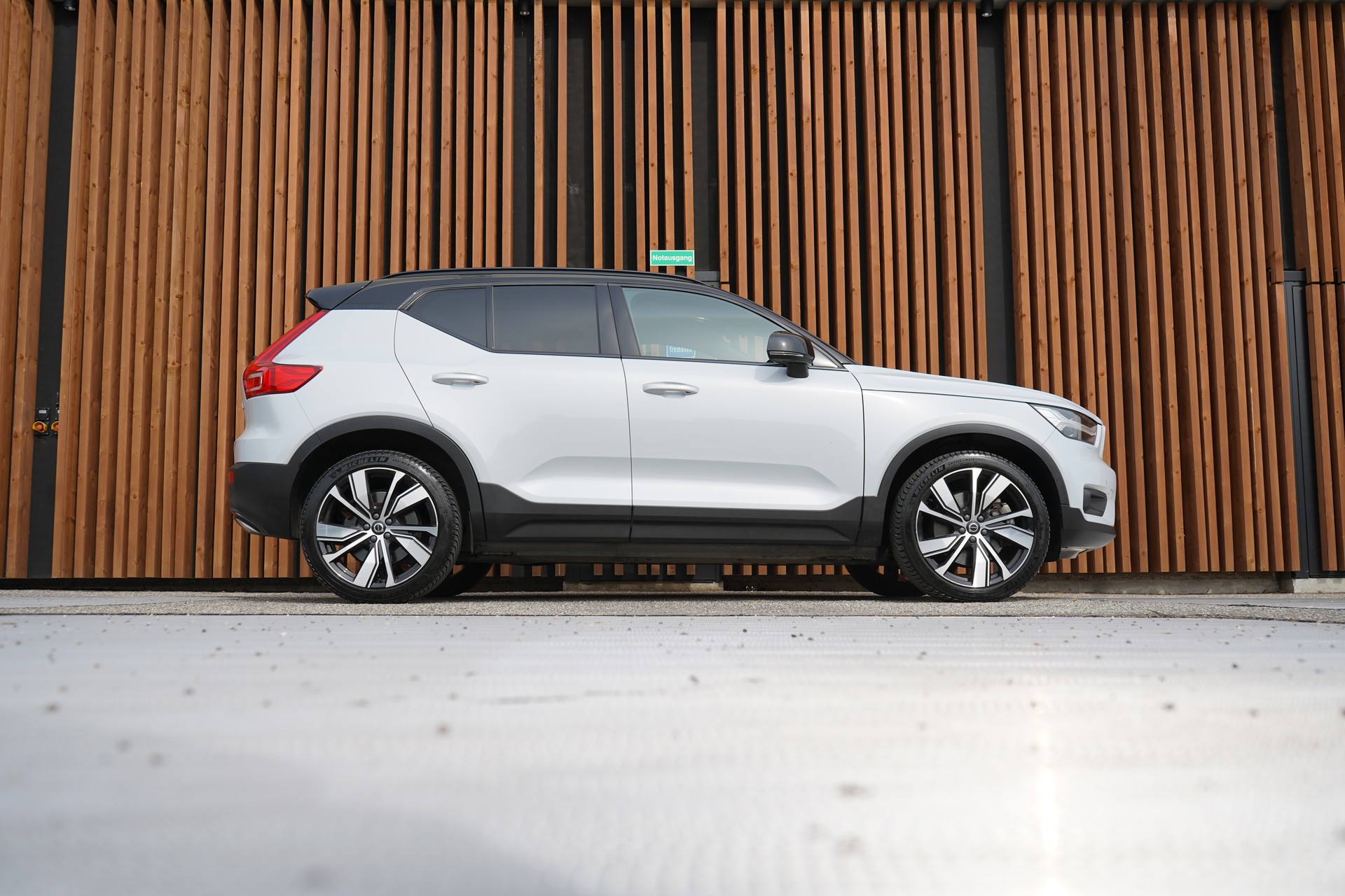 VOLVO XC40 P8 AWD PURE ELECTRIC R-DESIGN l 408 PS-image-2