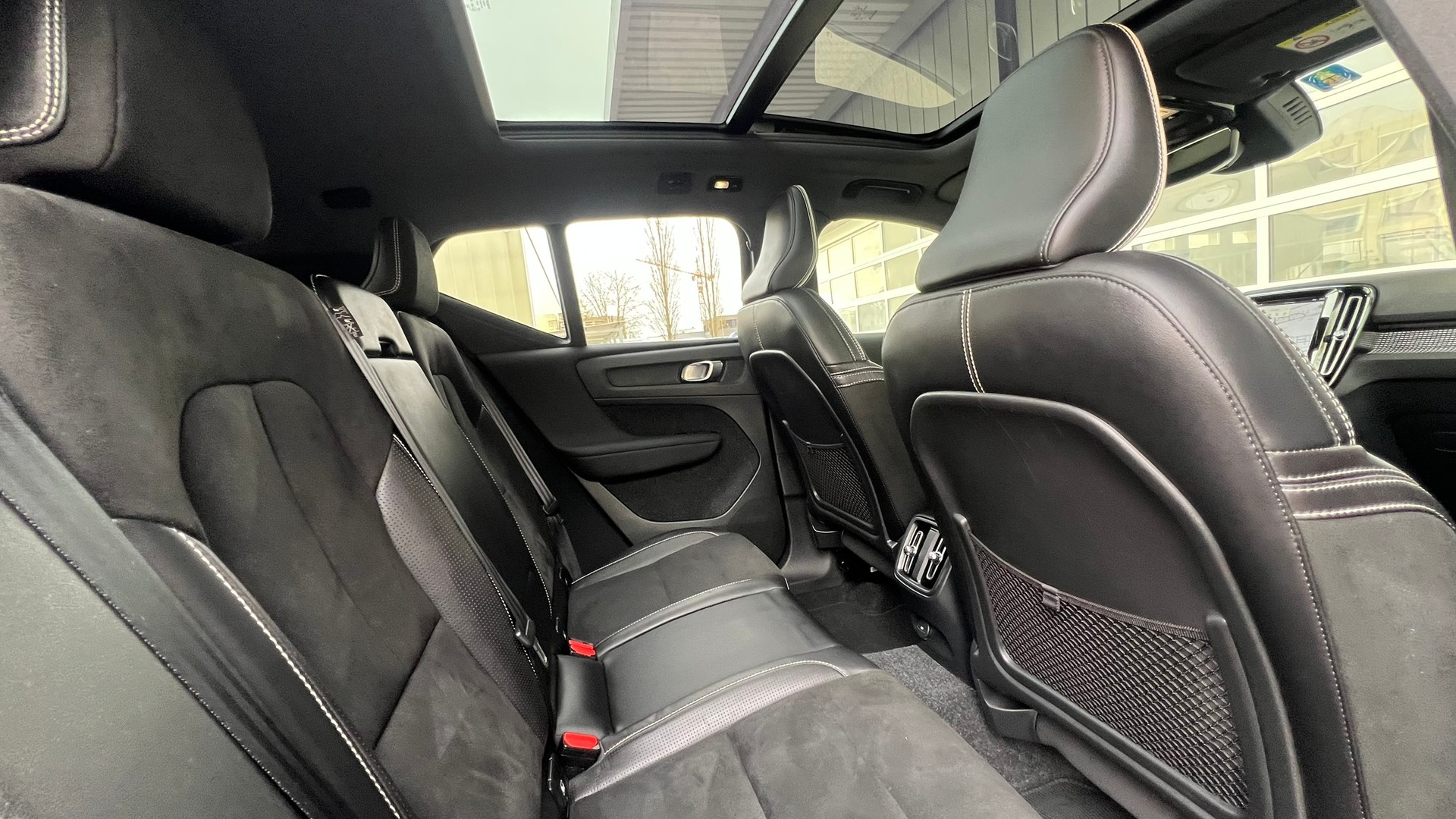 VOLVO XC40 P8 AWD PURE ELECTRIC R-DESIGN l 408 PS-image-27