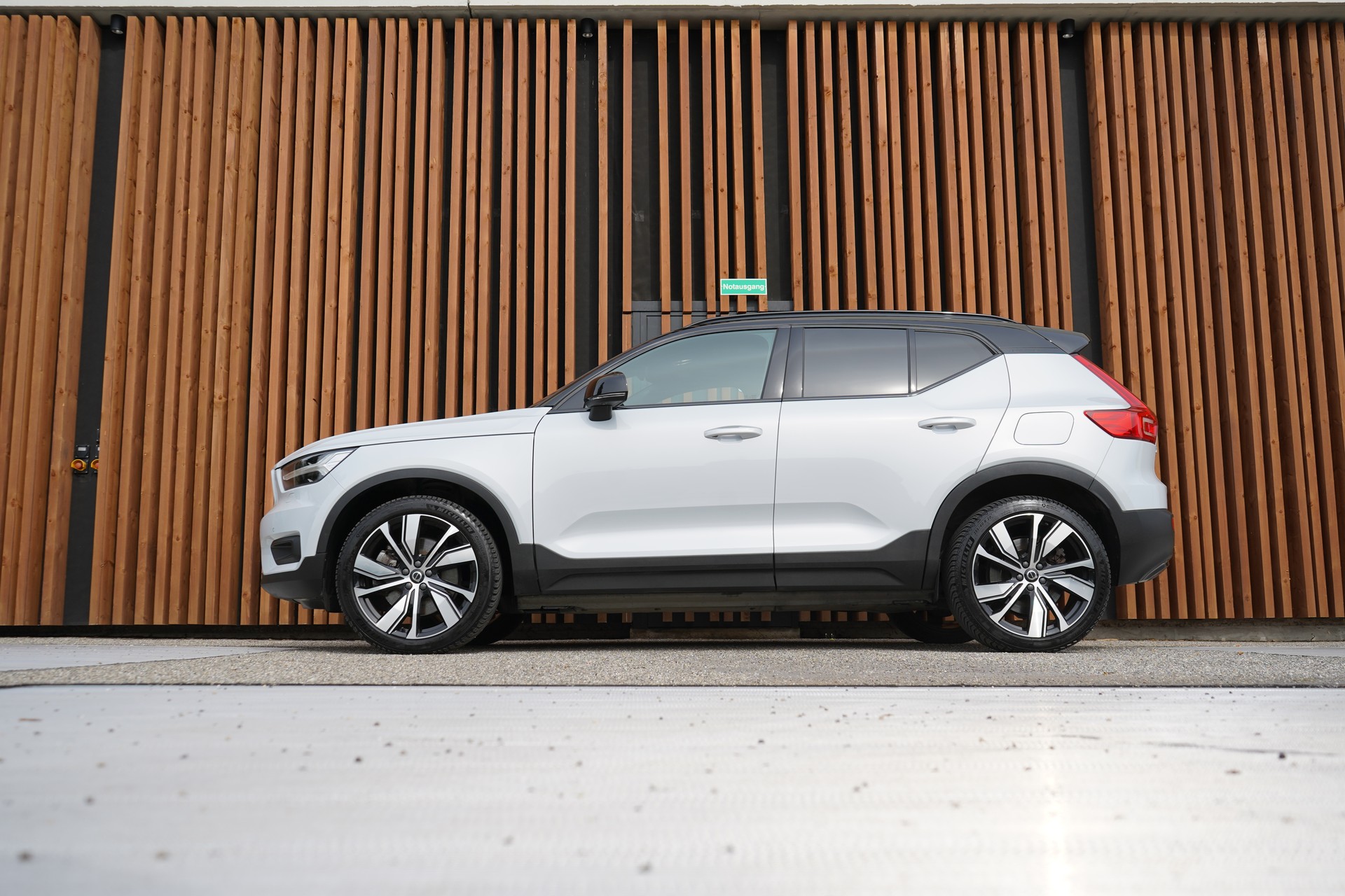 VOLVO XC40 P8 AWD PURE ELECTRIC R-DESIGN l 408 PS-image-1