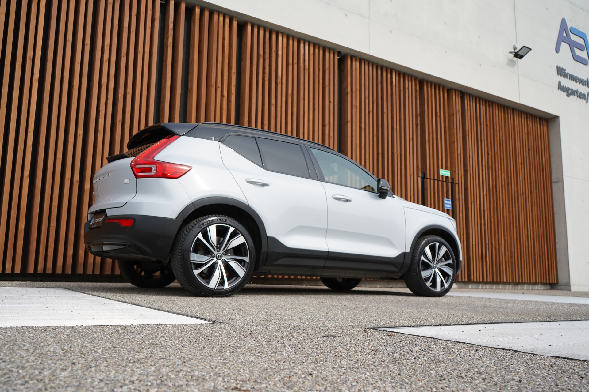 VOLVO XC40 P8 AWD PURE ELECTRIC R-DESIGN l 408 PS-image-11