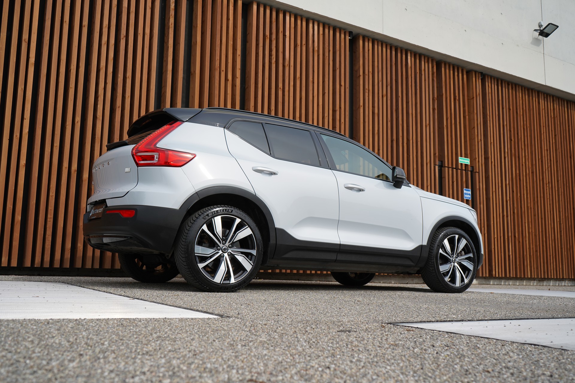 VOLVO XC40 P8 AWD PURE ELECTRIC R-DESIGN l 408 PS-image-13