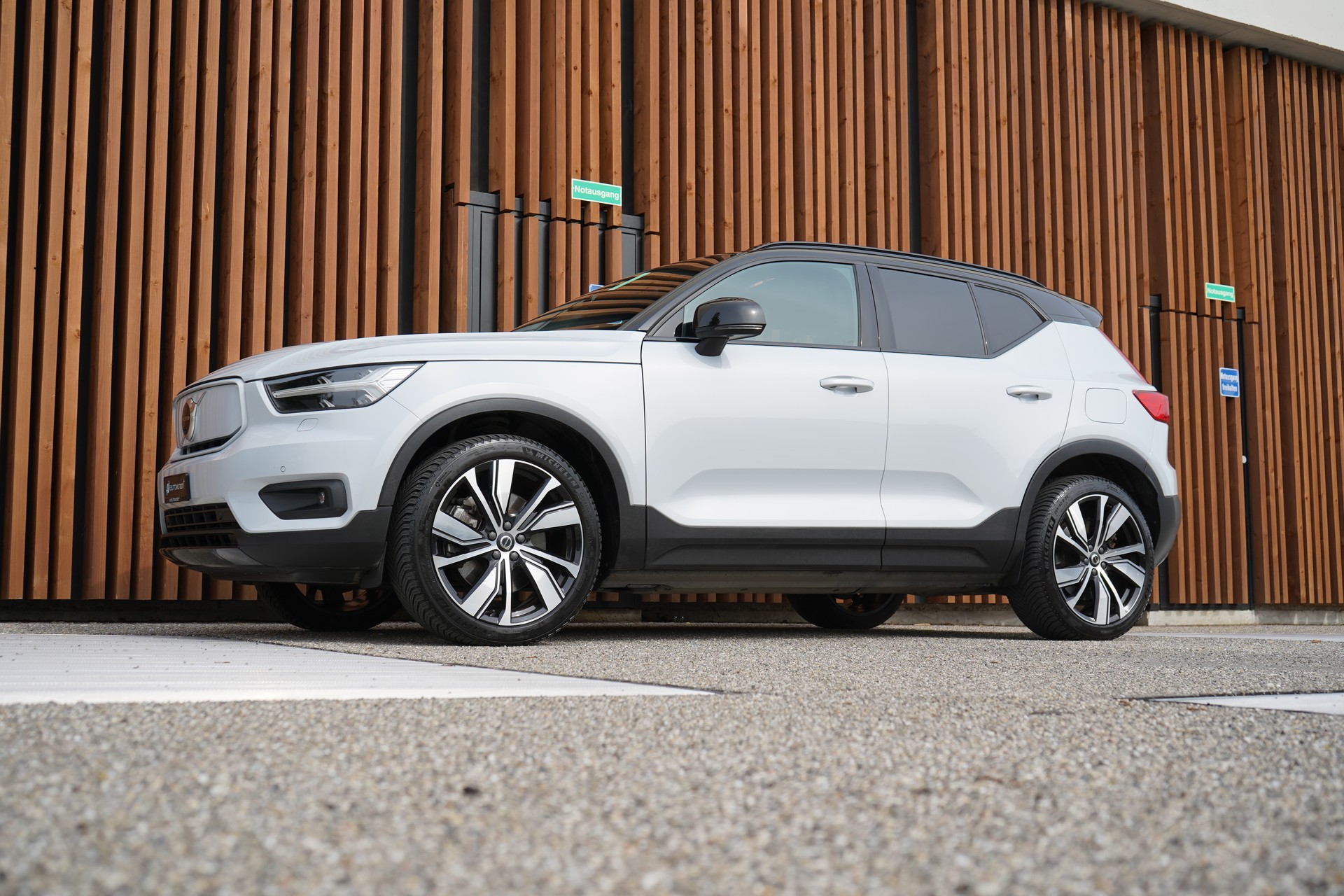 VOLVO XC40 P8 AWD PURE ELECTRIC R-DESIGN l 408 PS-image-10
