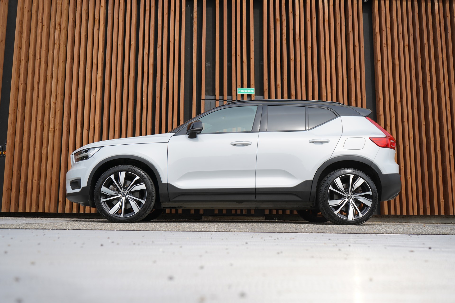 VOLVO XC40 P8 AWD PURE ELECTRIC R-DESIGN l 408 PS-image-3