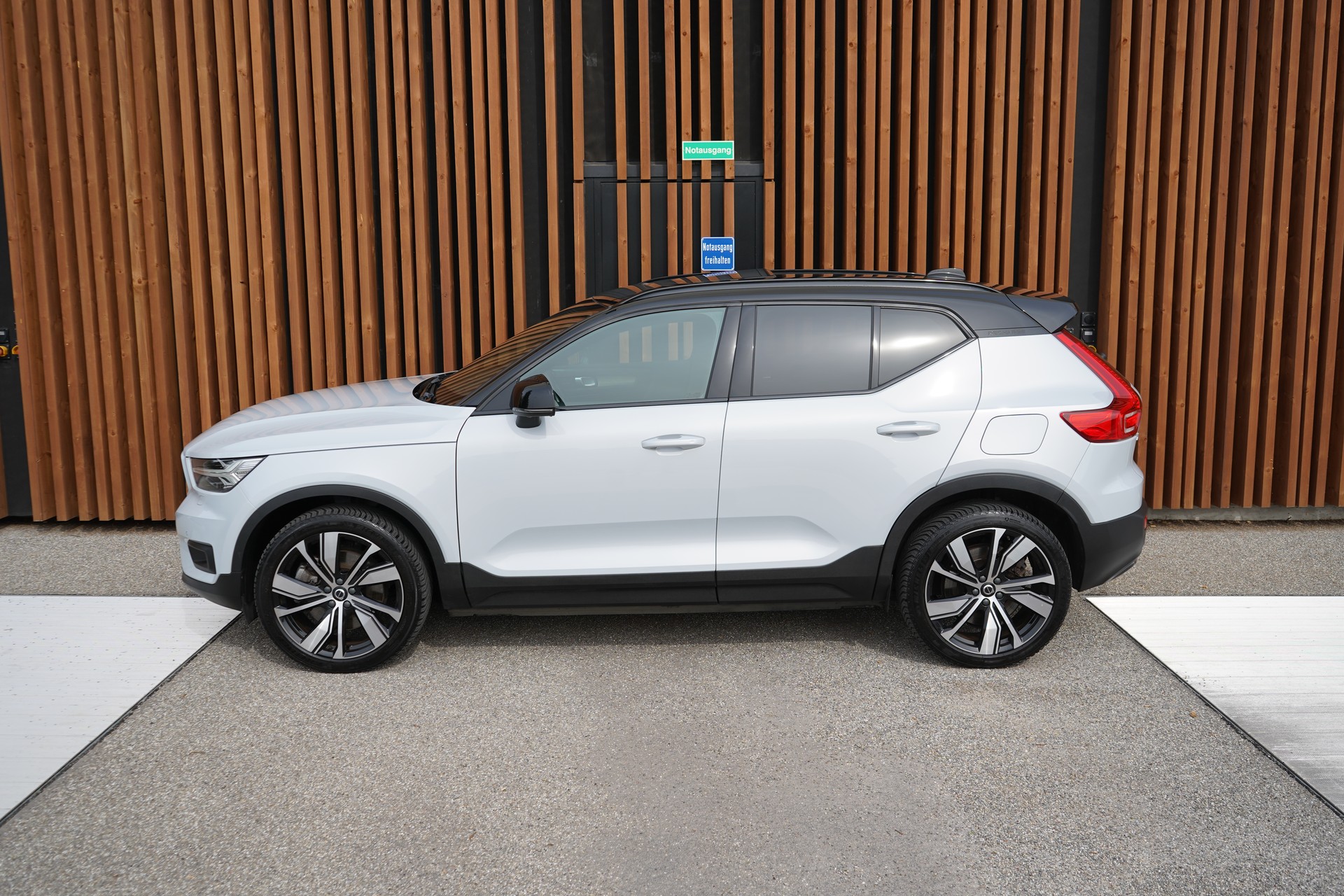 VOLVO XC40 P8 AWD PURE ELECTRIC R-DESIGN l 408 PS-image-5