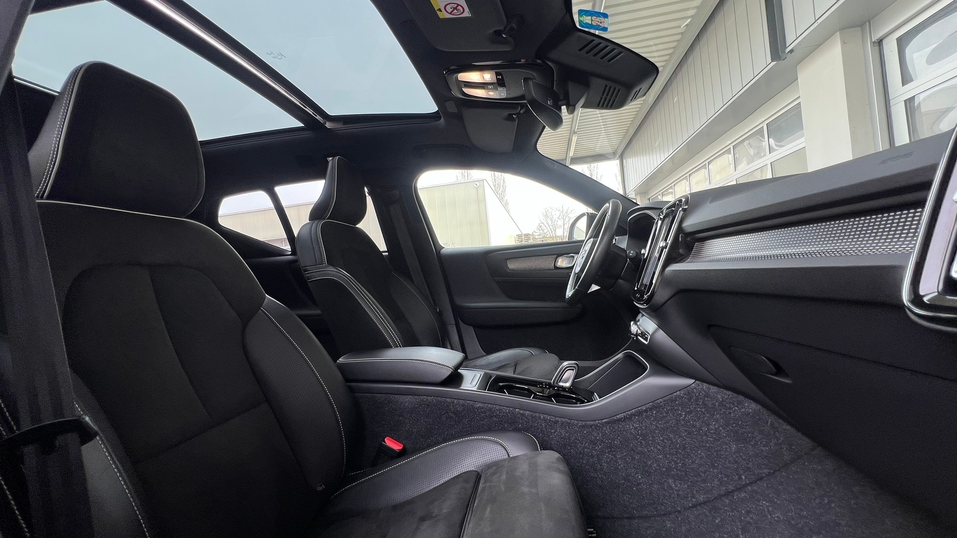 VOLVO XC40 P8 AWD PURE ELECTRIC R-DESIGN l 408 PS-image-24