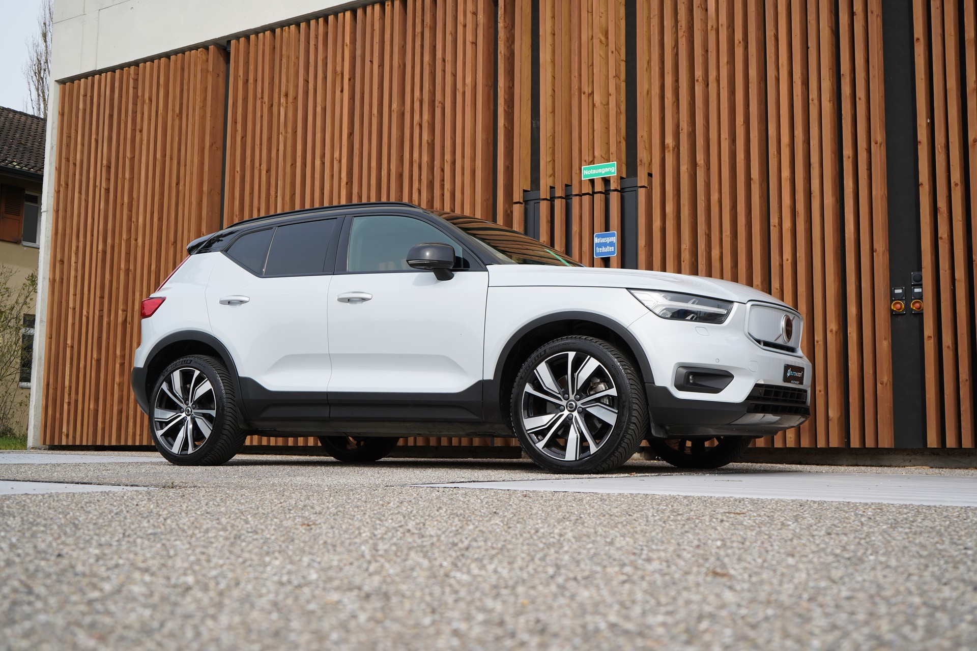 VOLVO XC40 P8 AWD PURE ELECTRIC R-DESIGN l 408 PS-image-9