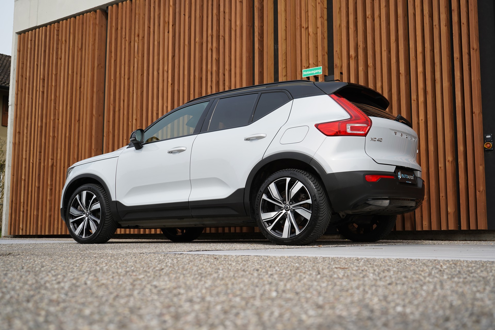 VOLVO XC40 P8 AWD PURE ELECTRIC R-DESIGN l 408 PS-image-8