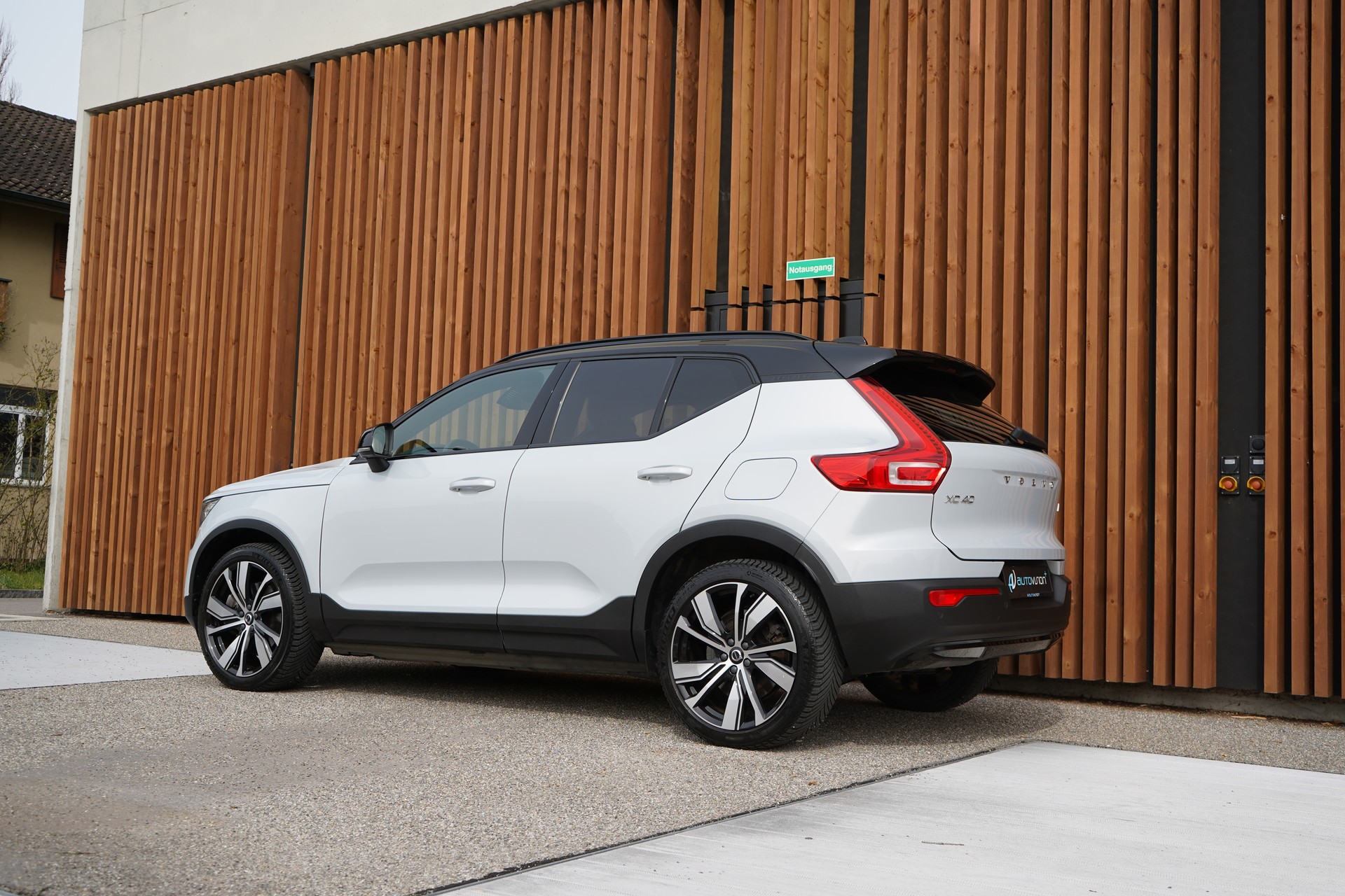 VOLVO XC40 P8 AWD PURE ELECTRIC R-DESIGN l 408 PS-image-6